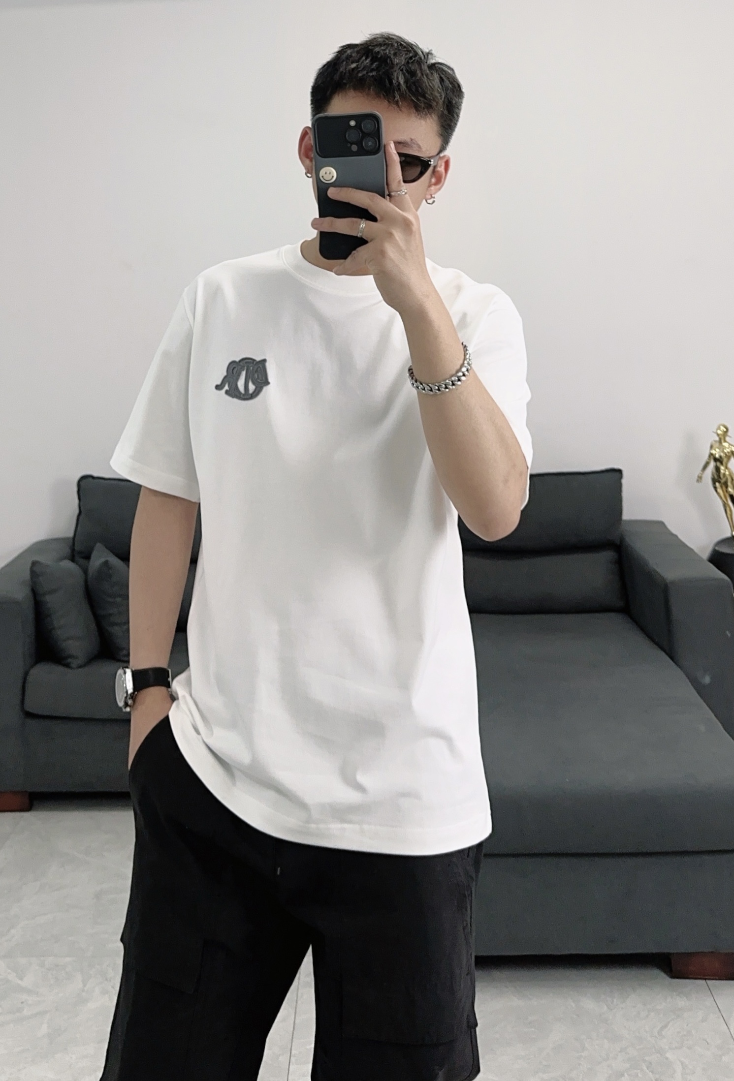  Dior迪奥2025新款蛇年限定胸前刺绣字母短袖T恤男女同款
这款 Dior Charm T 恤以图案