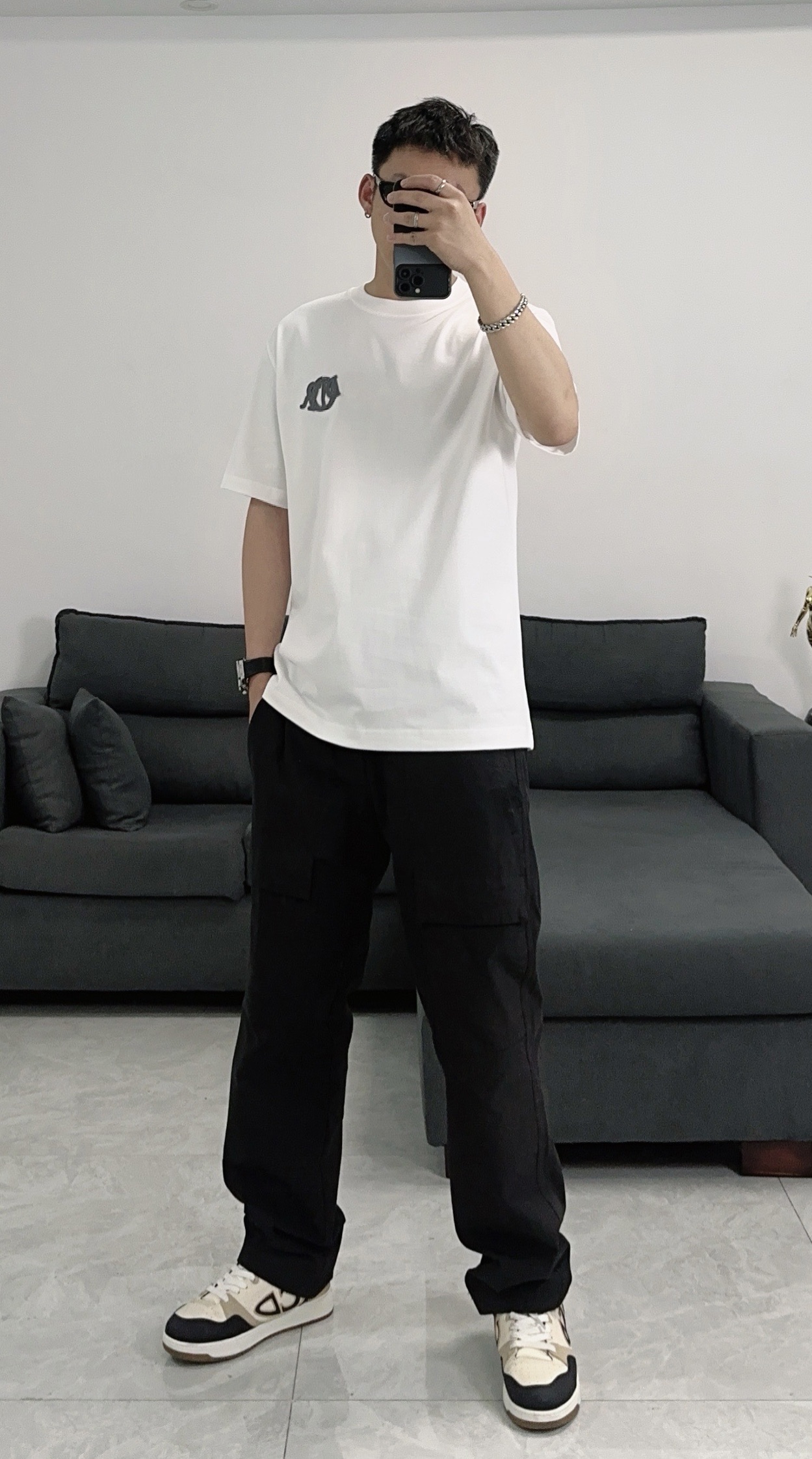  Dior迪奥2025新款蛇年限定胸前刺绣字母短袖T恤男女同款
这款 Dior Charm T 恤以图案