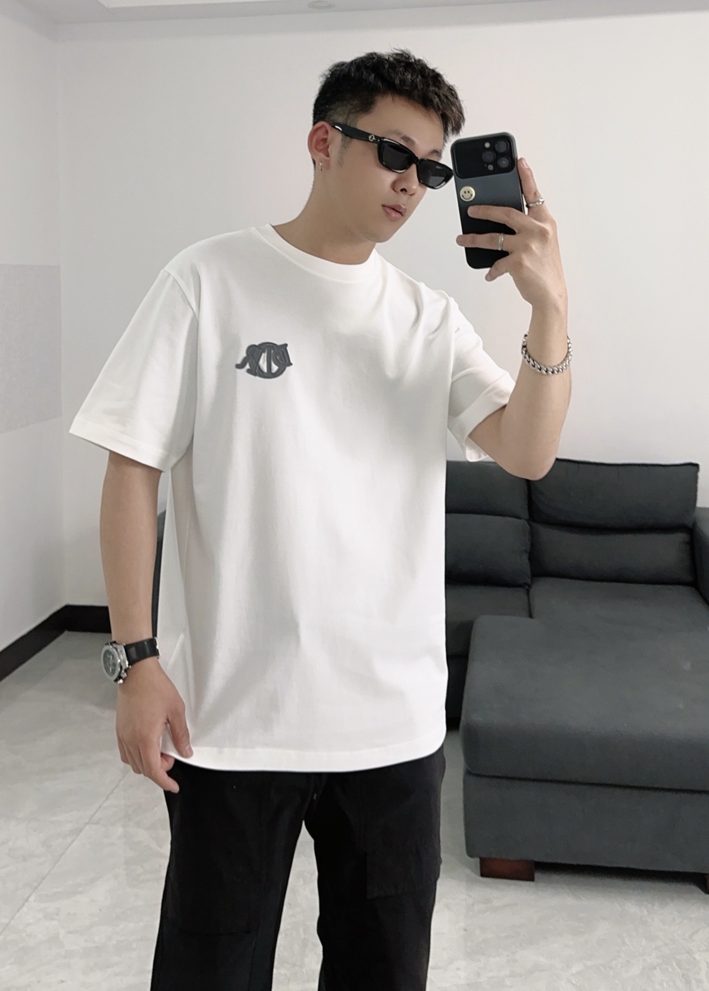  Dior迪奥2025新款蛇年限定胸前刺绣字母短袖T恤男女同款
这款 Dior Charm T 恤以图案