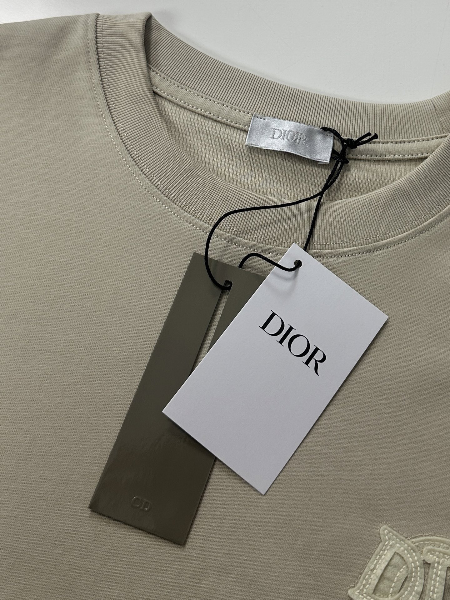  Dior迪奥2025新款蛇年限定胸前刺绣字母短袖T恤男女同款
这款 Dior Charm T 恤以图案