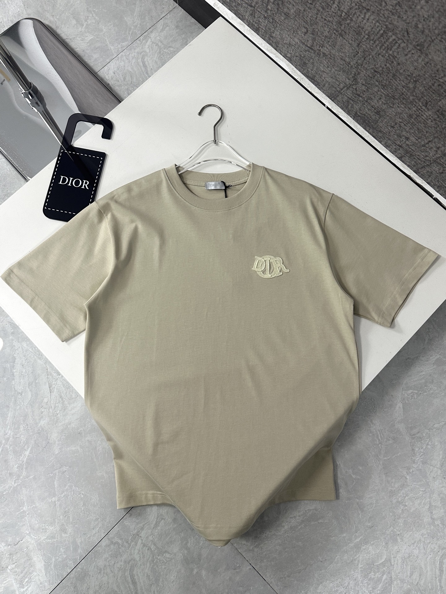  Dior迪奥2025新款蛇年限定胸前刺绣字母短袖T恤男女同款
这款 Dior Charm T 恤以图案