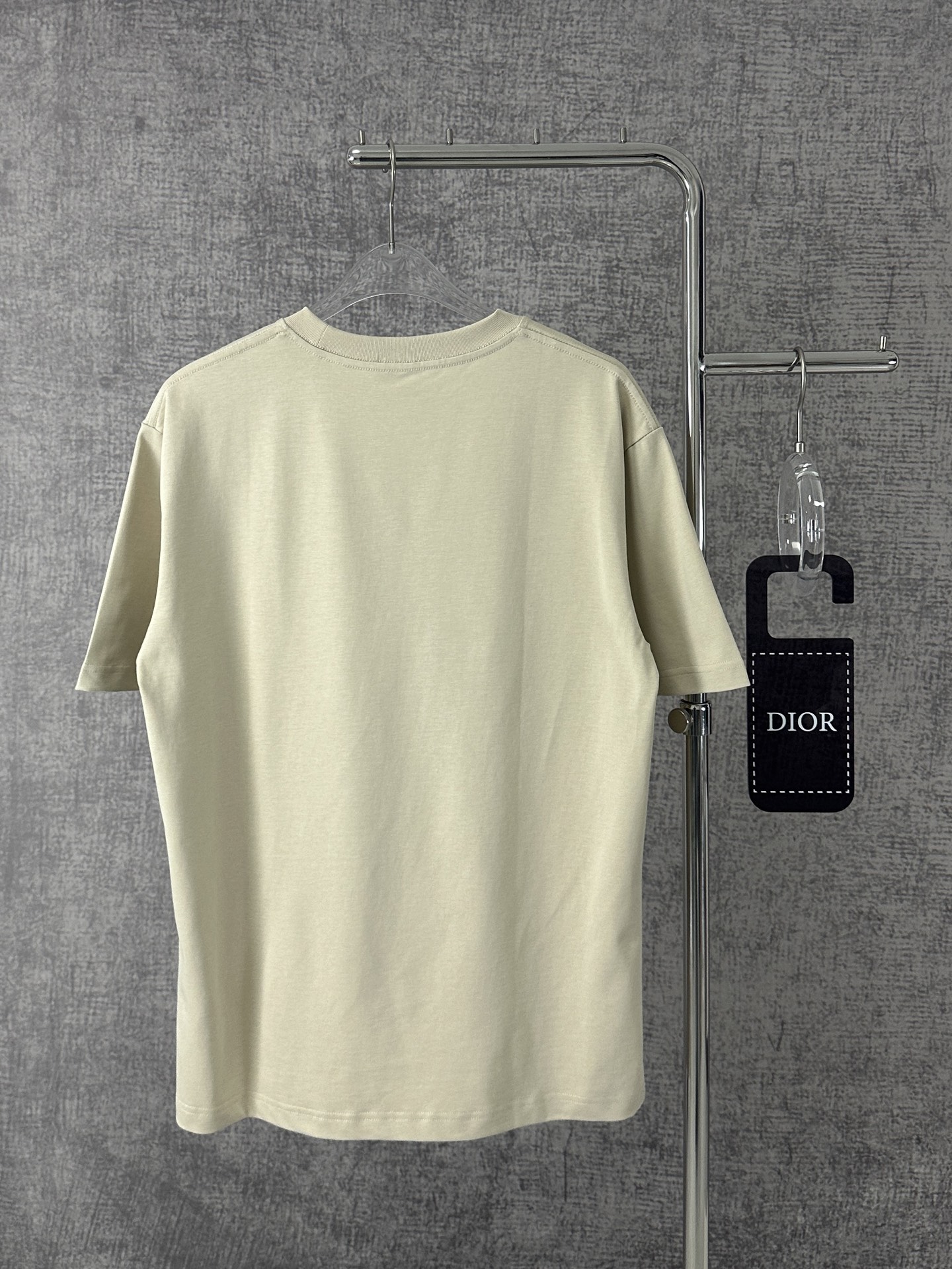  Dior迪奥2025新款蛇年限定胸前刺绣字母短袖T恤男女同款
这款 Dior Charm T 恤以图案