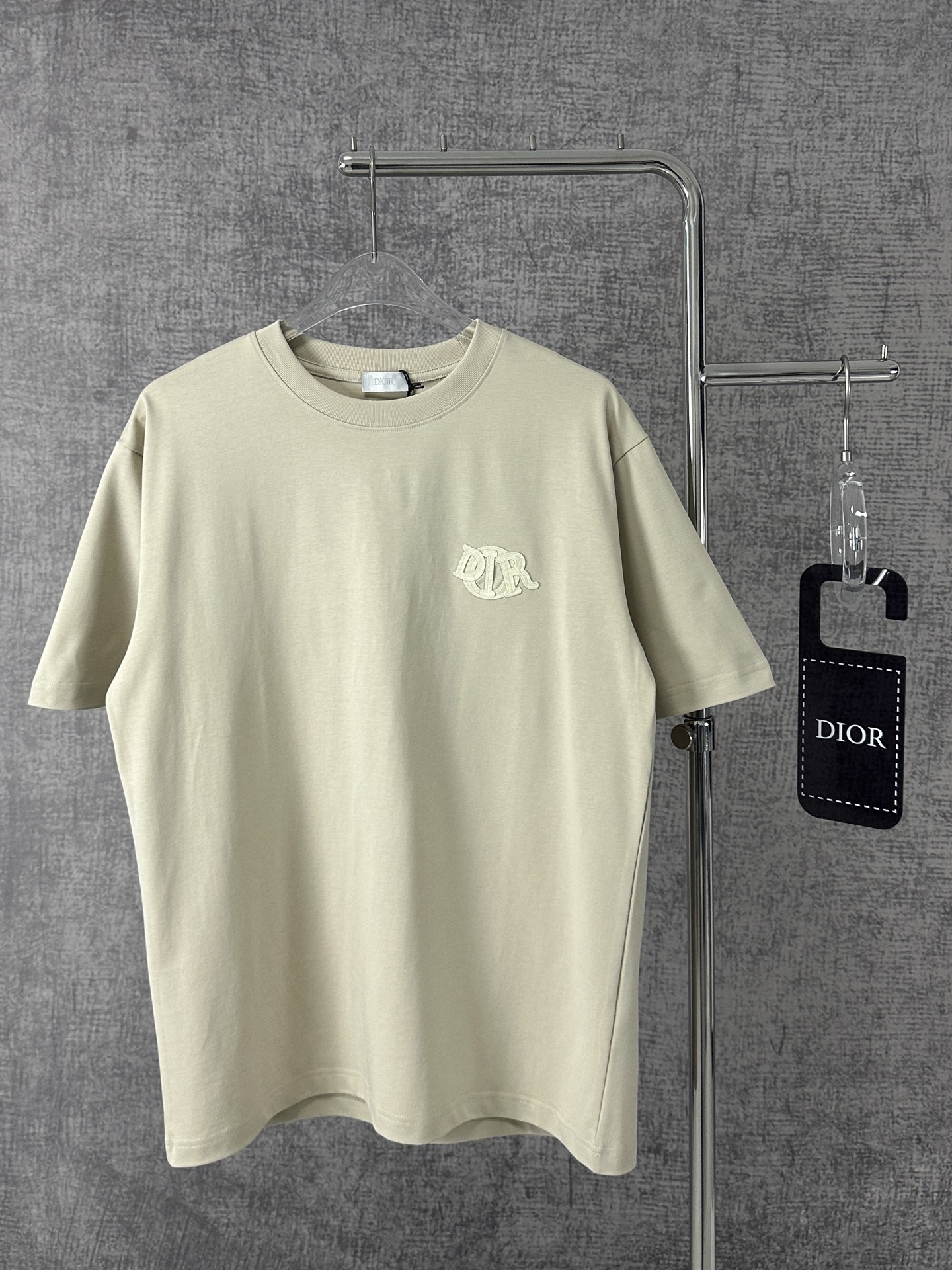  Dior迪奥2025新款蛇年限定胸前刺绣字母短袖T恤男女同款
这款 Dior Charm T 恤以图案
