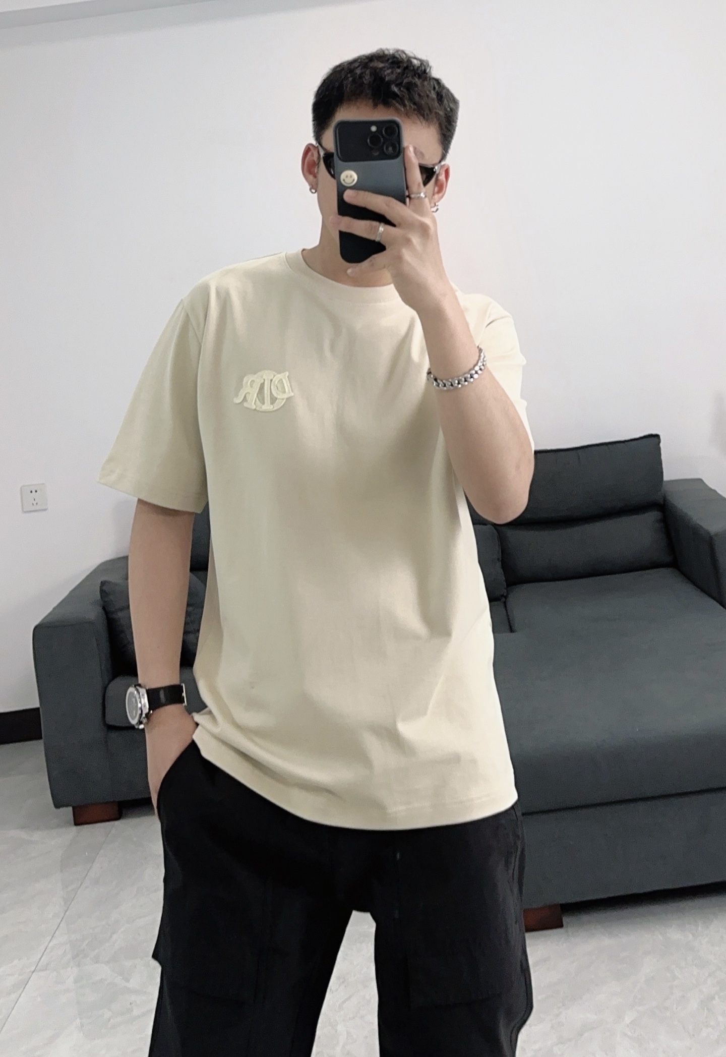  Dior迪奥2025新款蛇年限定胸前刺绣字母短袖T恤男女同款
这款 Dior Charm T 恤以图案
