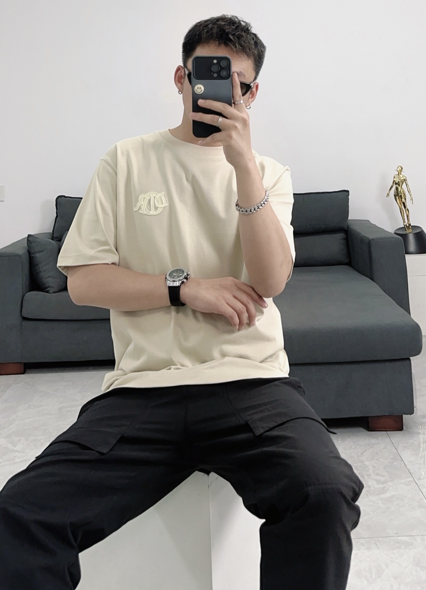  Dior迪奥2025新款蛇年限定胸前刺绣字母短袖T恤男女同款
这款 Dior Charm T 恤以图案