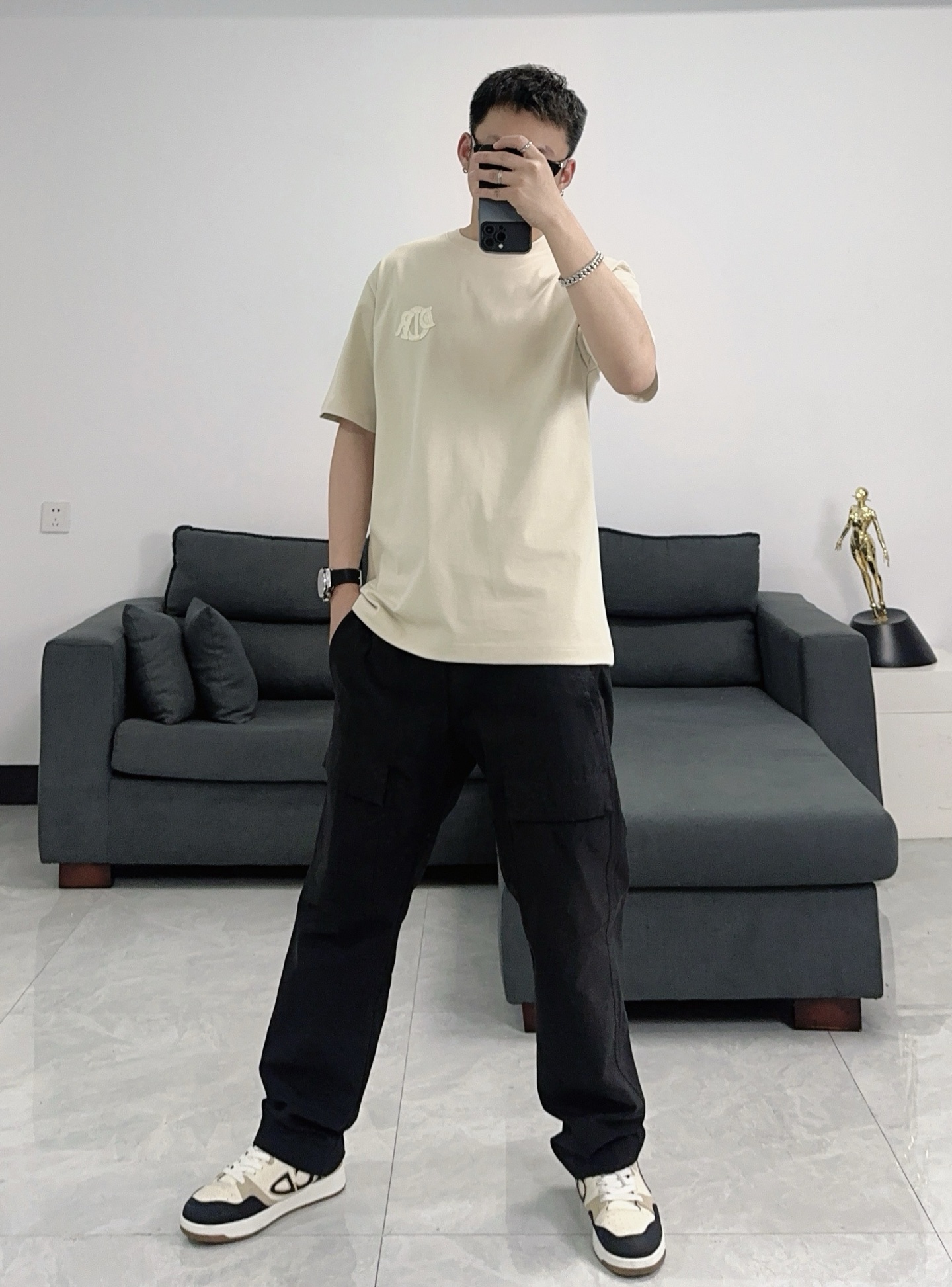  Dior迪奥2025新款蛇年限定胸前刺绣字母短袖T恤男女同款
这款 Dior Charm T 恤以图案