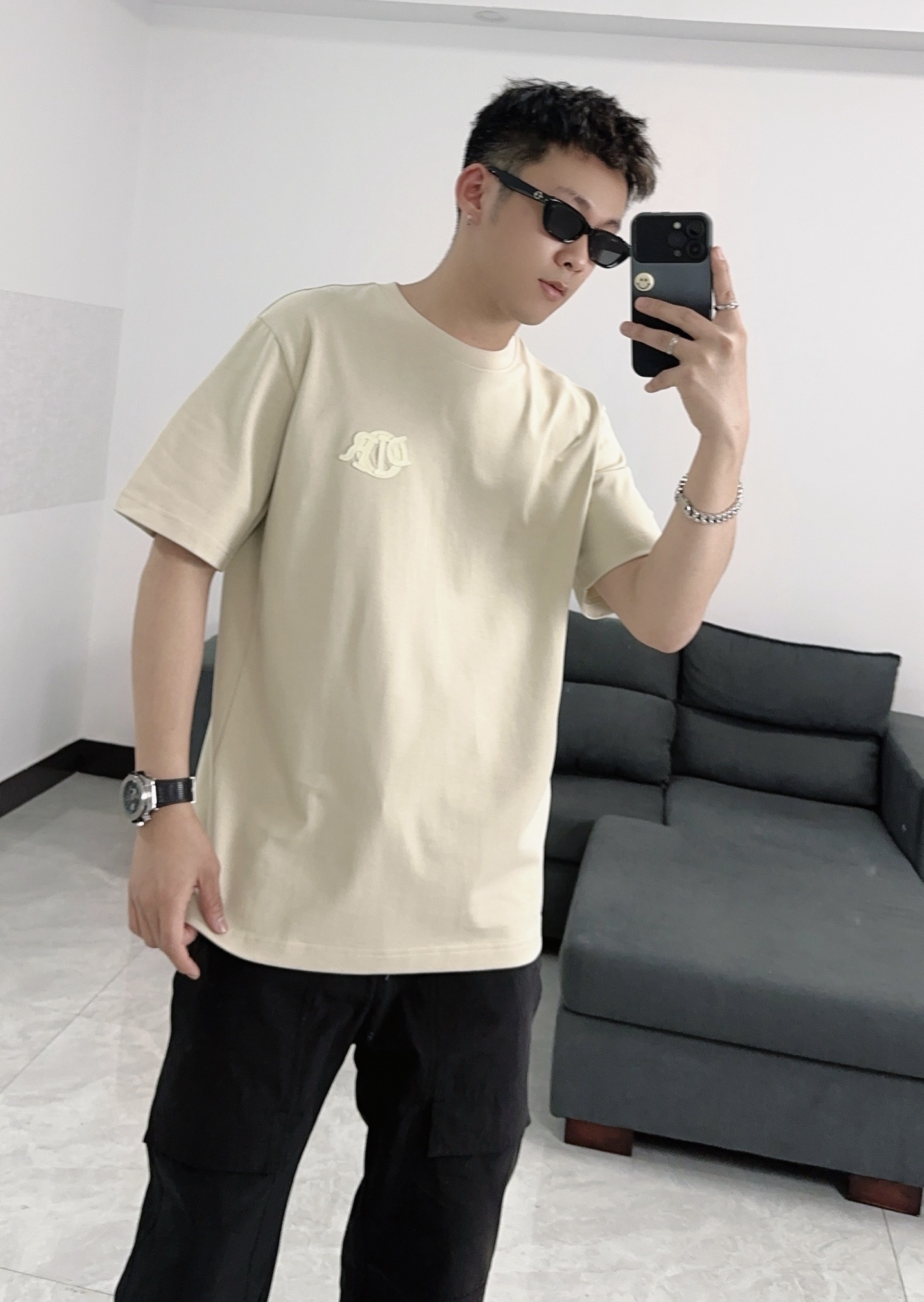  Dior迪奥2025新款蛇年限定胸前刺绣字母短袖T恤男女同款
这款 Dior Charm T 恤以图案