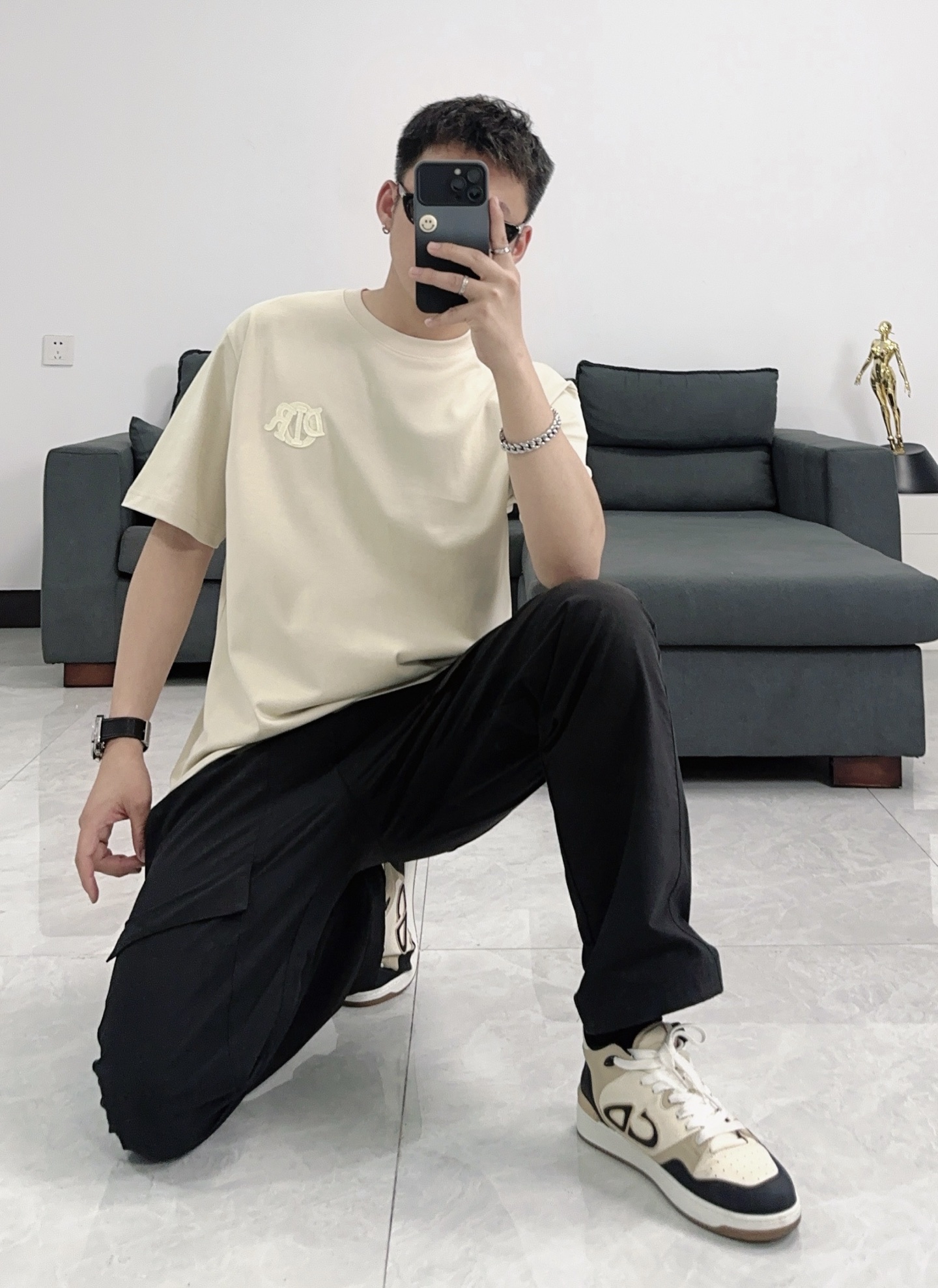  Dior迪奥2025新款蛇年限定胸前刺绣字母短袖T恤男女同款
这款 Dior Charm T 恤以图案