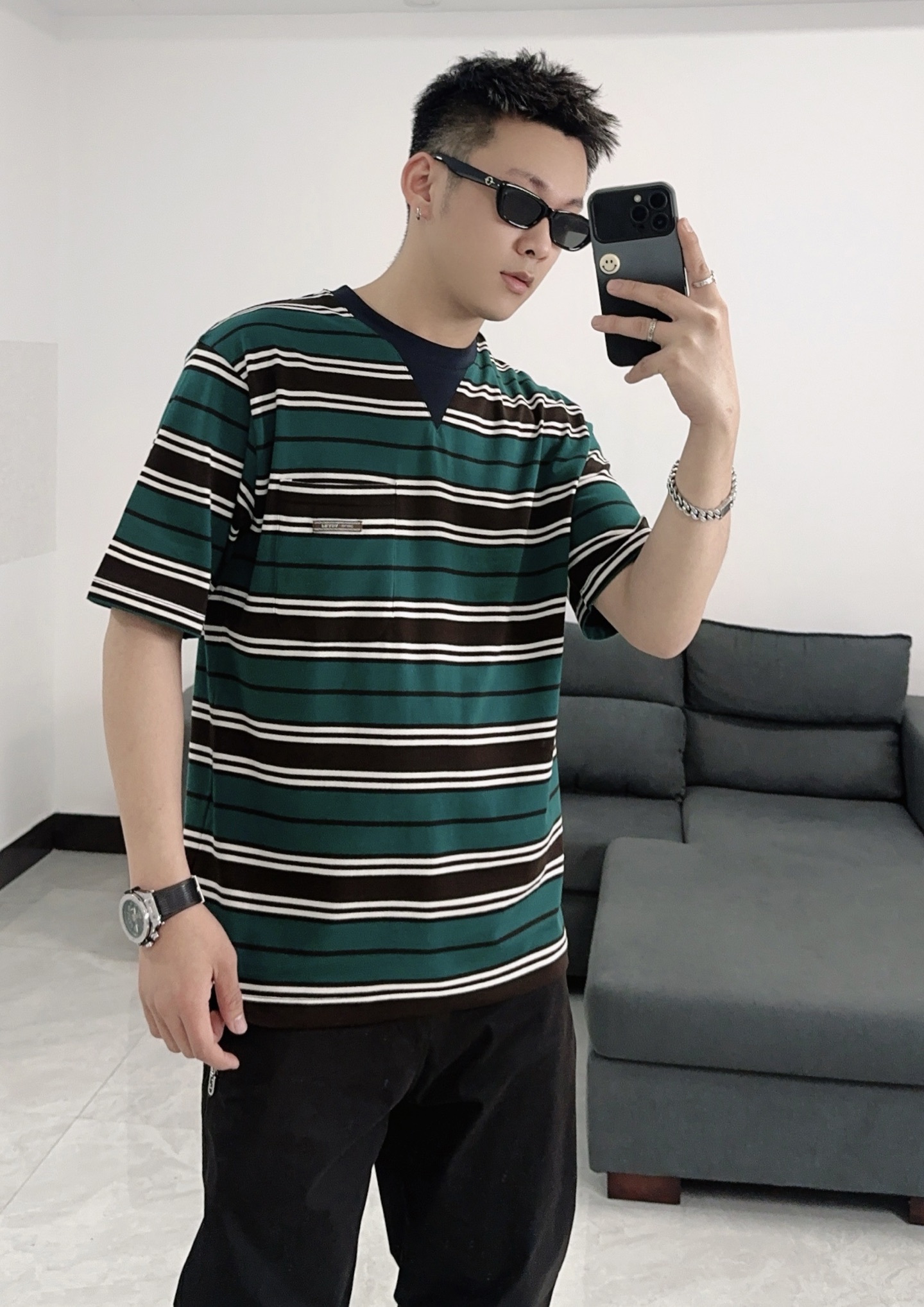 NO:127617,PRADA/Prada 2025 new letter patch embroidered striped contrasting short-sleeved T-shirt for men and women. Prada striped T-shirt, a collision of classic and fashionable. Dark and light green with black and white stripes, unique and eye-catching. V-neck ingenious thinking, modifying the neck line. Pocket design, both practical and personalized. The upper body shows the shape and easily grasp the high-end feeling. Color green splicing strip red splicing strip S-XXL,,prada,prada,T-shirt,tees,t-shirt,alexander wang19860909PRADA/普拉达2025新款字母贴布刺绣条纹撞色短袖T恤男女同款 Prada条纹T恤,经典与时尚的碰撞.深浅绿搭配黑白条纹,独特吸睛.V领巧思,修饰颈部线条 .口袋设计,兼具实用与个性.上身即显型格,轻松拿捏高级感. 颜色绿拼条 红拼条 尺码S-XXL,,prada,prada,T-shirt,tees，t-shirt,alexander wang,Men's clothing