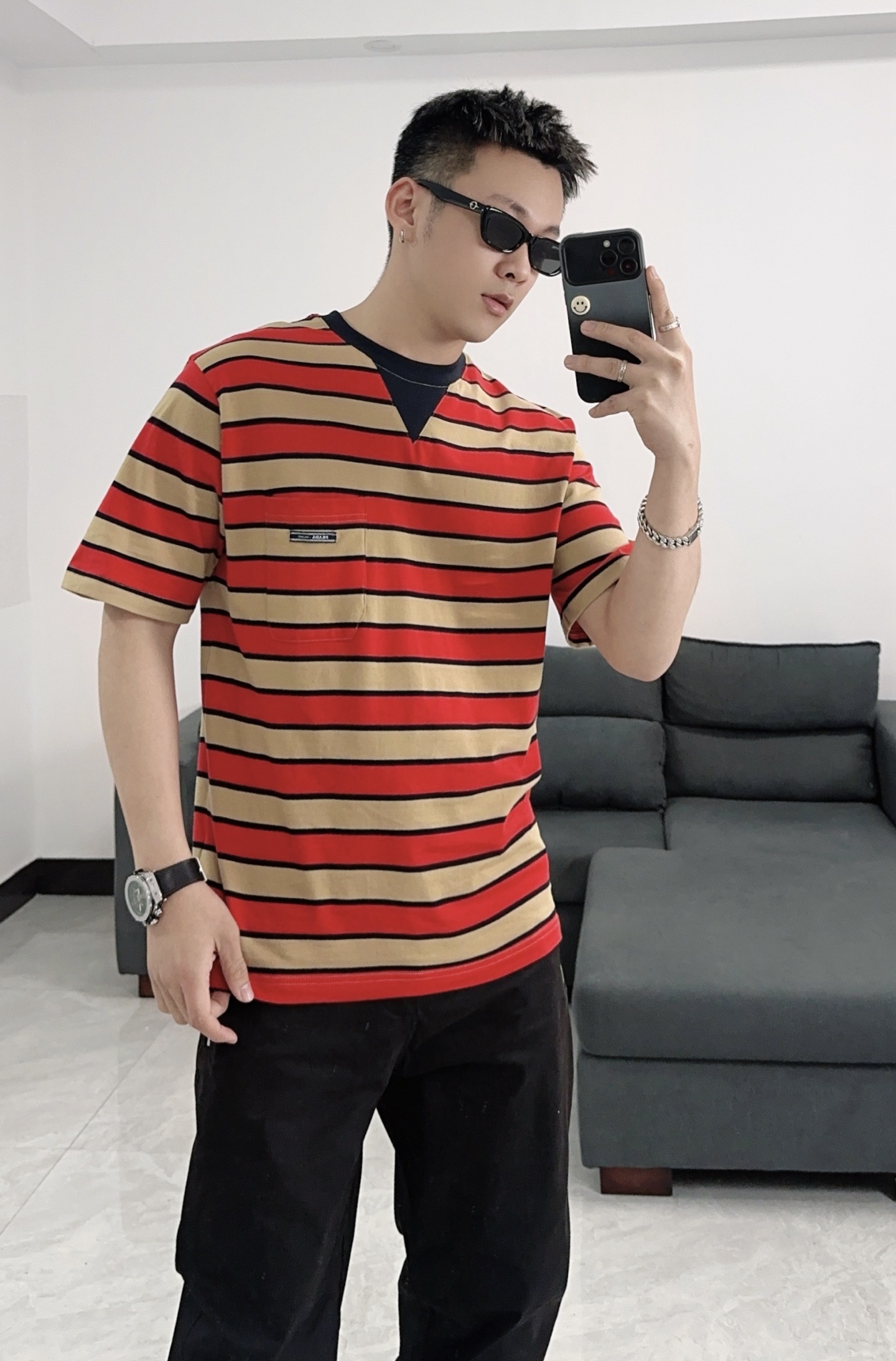 NO:127619,PRADA/Prada 2025 new letter patch embroidered striped contrasting short-sleeved T-shirt for men and women. Prada striped T-shirt, a collision of classic and fashionable. Coffee red, black and white stripes, unique and eye-catching. V-neck ingenious thinking, modifying the neck line. Pocket design, both practical and personalized. The upper body shows the shape and easily grasp the high-end feeling. Color green splicing strip red splicing strip Size S-XXL,,prada,prada,T-shirt,tees,t-shirt,alexander wang19860909PRADA/普拉达2025新款字母贴布刺绣条纹撞色短袖T恤男女同款 Prada条纹T恤,经典与时尚的碰撞.咖红黑白条纹,独特吸睛.V领巧思,修饰颈部线条 .口袋设计,兼具实用与个性.上身即显型格,轻松拿捏高级感. 颜色绿拼条 红拼条 尺码S-XXL,,prada,prada,T-shirt,tees，t-shirt,alexander wang,Men's clothing