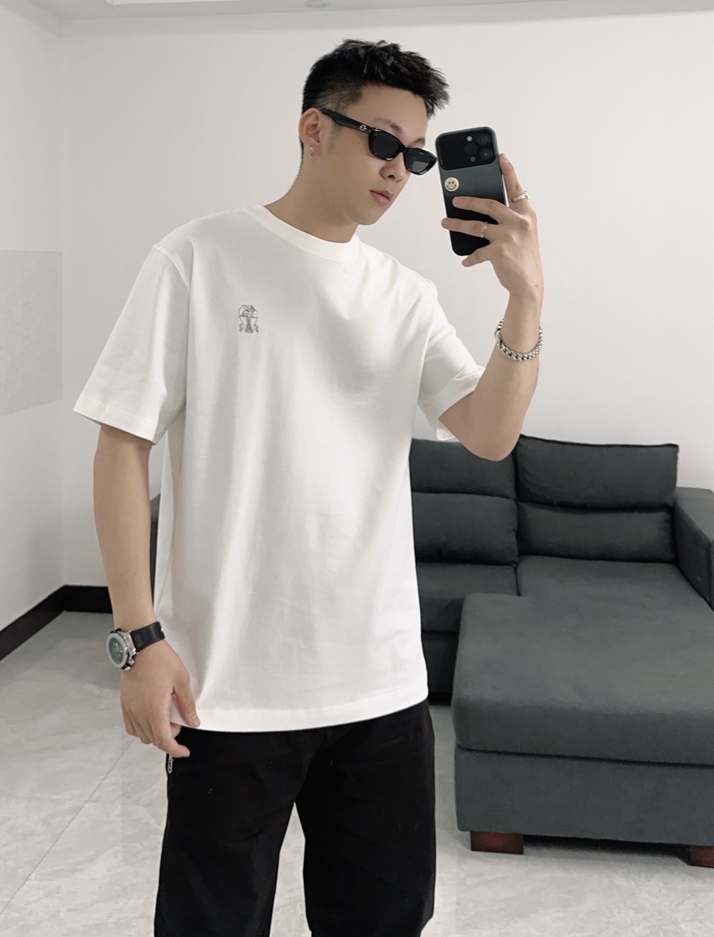 NO:127621,Brunello Cucinelli / BC2025 spring and summer new round neck short-sleeved T-shirt Brunello Cucinelli's precious yarn enriches the classic taste of this Travelwear series T-shirt and adds temperament to your relaxation and freedom. The chest of the cotton sweat cloth body is embellished with Solomeo heraldry, reproducing the exquisiteness and logo style with the brand's values. The standard cut style fits the round neck design, enhancing the design sense of the clothes. Color black and white Size S-XXL, brunello cucinelli, T-shirt, tees, t-shirt, alexander wang19860909Brunello Cucinelli /BC2025春夏新款圆领短袖t恤 Brunello Cucinelli的珍贵纱线丰富了这款Travelwear系列T恤衫的经典品味,为您的放松自由时刻添增气质风度.棉质汗布衣身的胸前点缀着 Solomeo 纹章,以品牌的价值观再现精致和标志风格.标准裁剪版型与圆领设计契合,提升了衣服的设计感. 颜色黑色 白色 尺码S-XXL,,brunello cucinelli,T-shirt,tees，t-shirt,alexander wang,Men's clothing