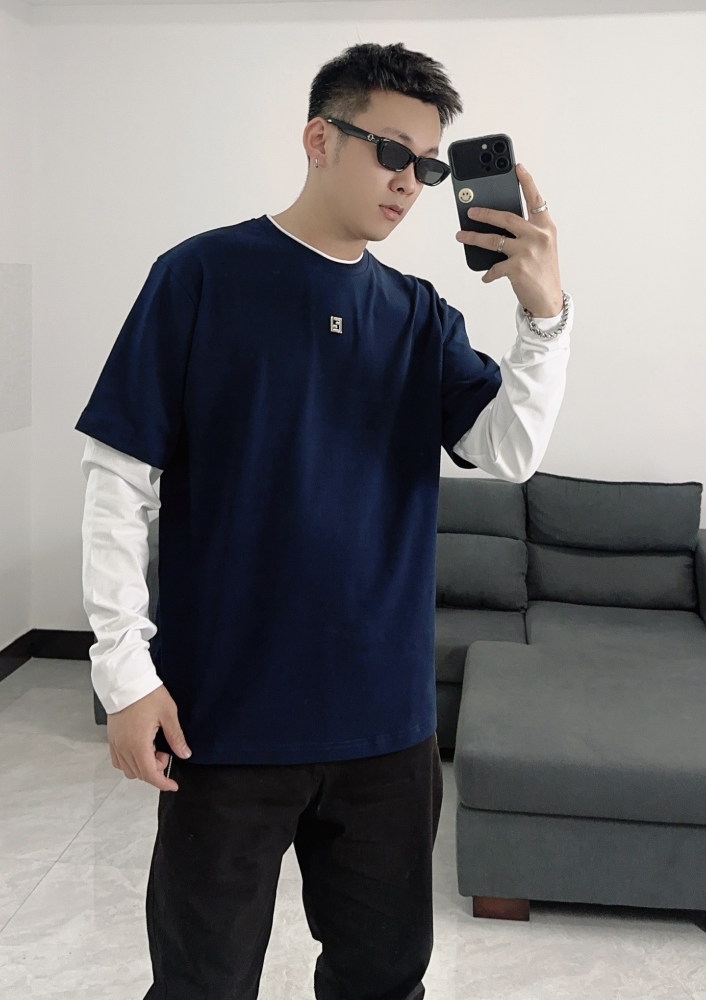 NO:127623,FENDI/Fendi 2025 new FF logo pattern fake two-piece long-sleeved T-shirt for men and women. This long-sleeved standard-fit T-shirt is made of blue fine rib knitted cotton. The collar and sleeves are decorated with contrasting white cotton inlays, giving a double layer effect. The front is decorated with silver finish metal FF details. Color blue Size S-XXL,,fendi,fendi,tees, t-shirt,alexander wang19860909FENDI/芬迪 2025新款FF徽标图案假两件长袖T恤男女同款 本款长袖标准版型T恤.蓝色细罗纹针织纯棉材质.衣领和袖子饰有撞色白色棉嵌饰,呈现双层效果.正面饰有银色饰面金属FF细节. 颜色蓝色 尺码S-XXL,,fendi,fendi,tees，t-shirt,alexander wang,Men's clothing