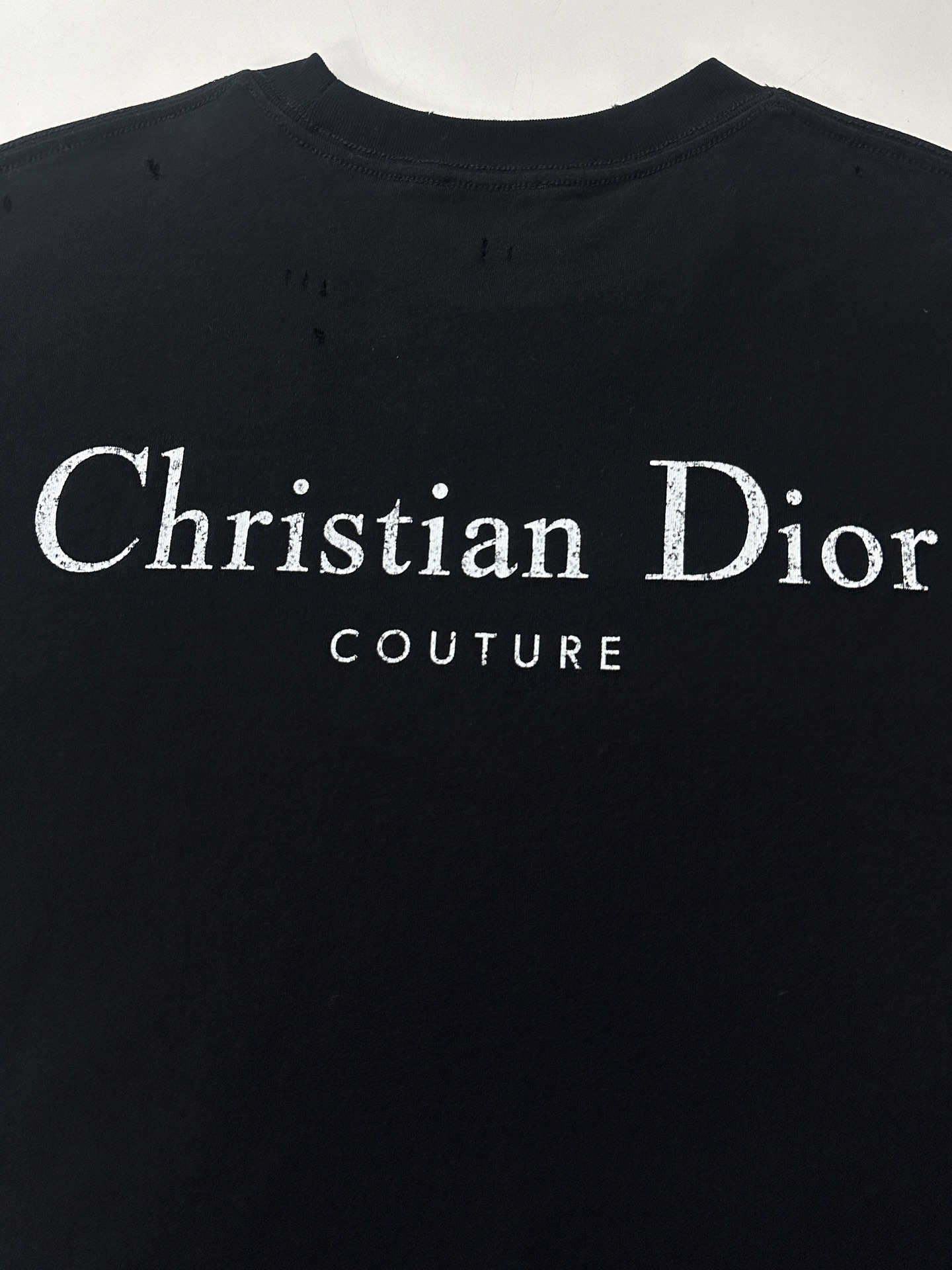  Dior迪奥2025新款经典字母做旧破洞印花LOGO短袖男女同款
这款 T 恤采用棉质竹节平纹针织面料