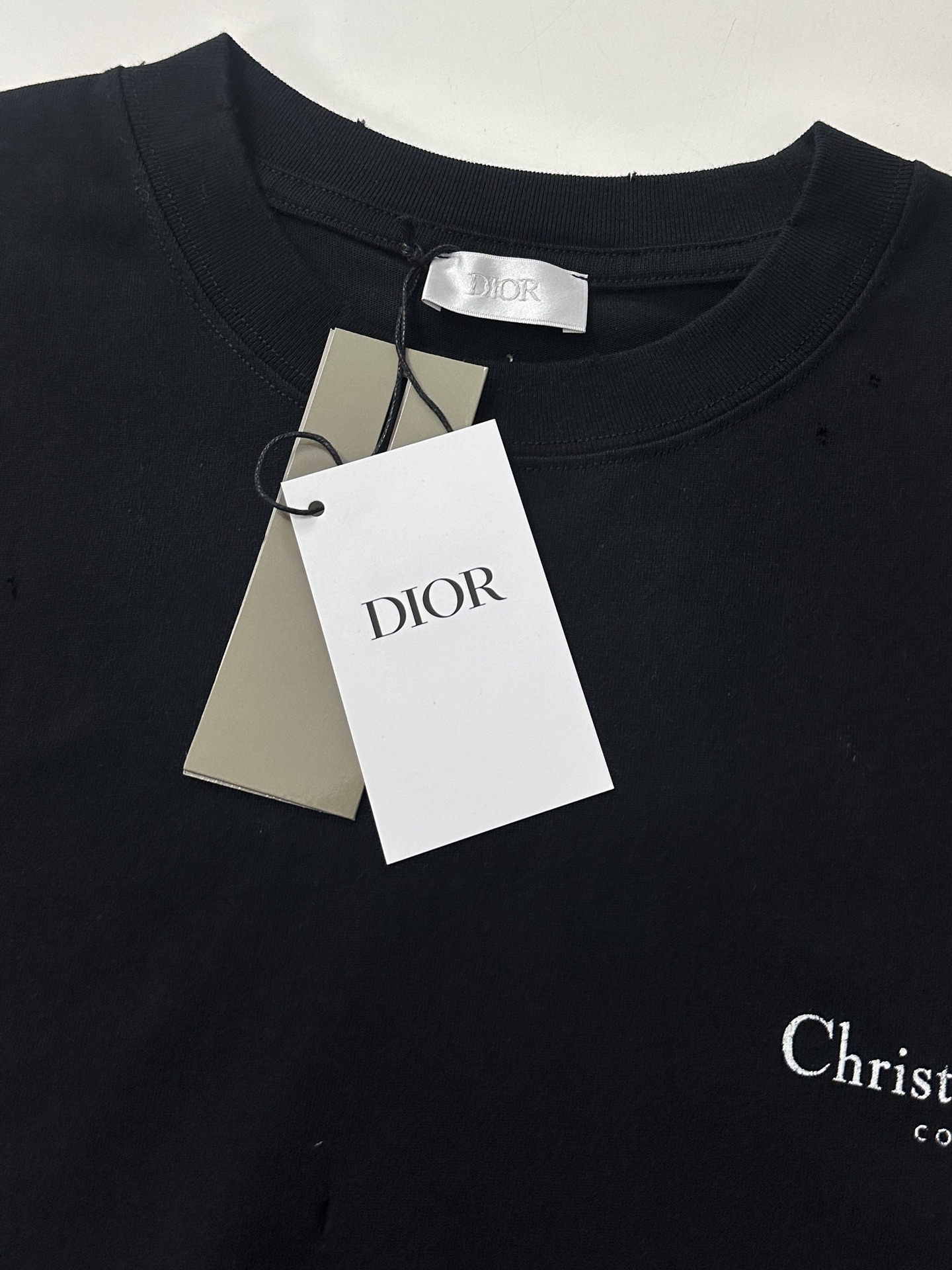  Dior迪奥2025新款经典字母做旧破洞印花LOGO短袖男女同款
这款 T 恤采用棉质竹节平纹针织面料