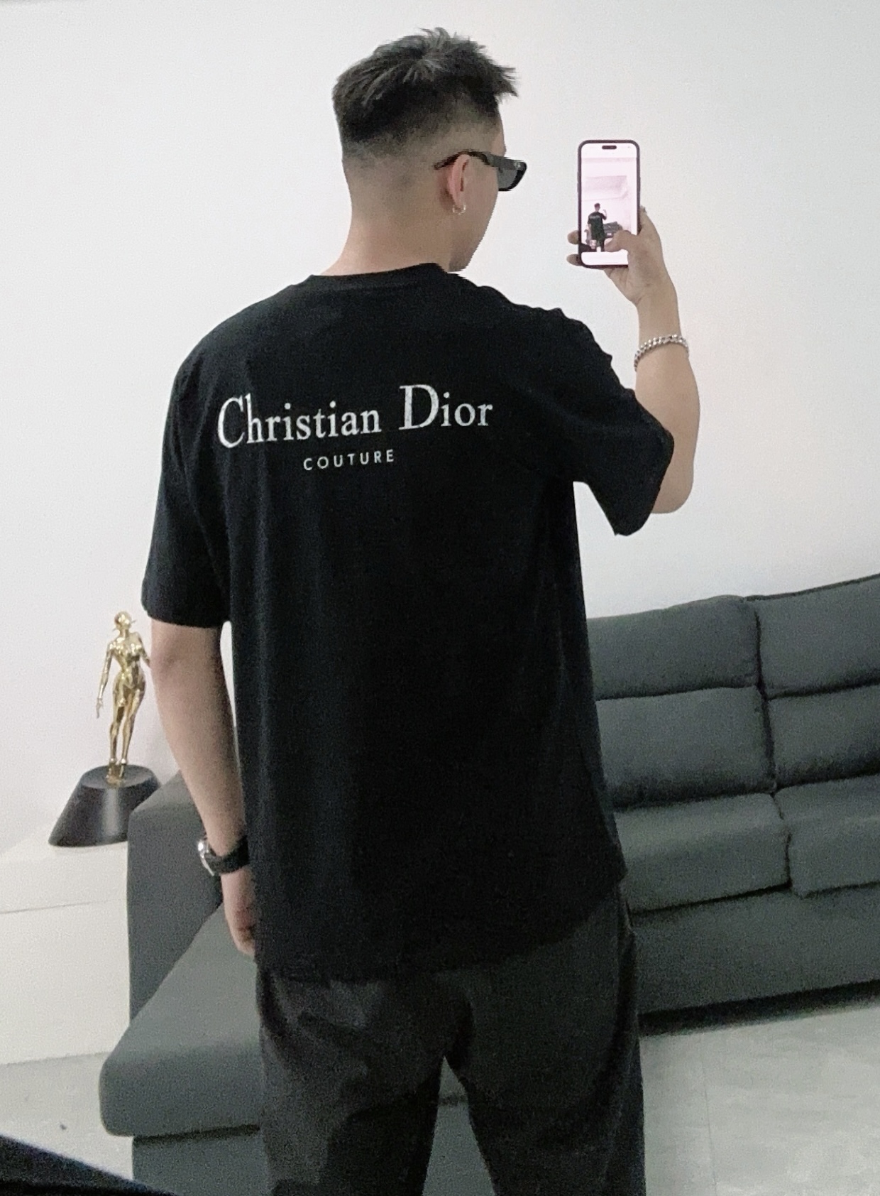  Dior迪奥2025新款经典字母做旧破洞印花LOGO短袖男女同款
这款 T 恤采用棉质竹节平纹针织面料