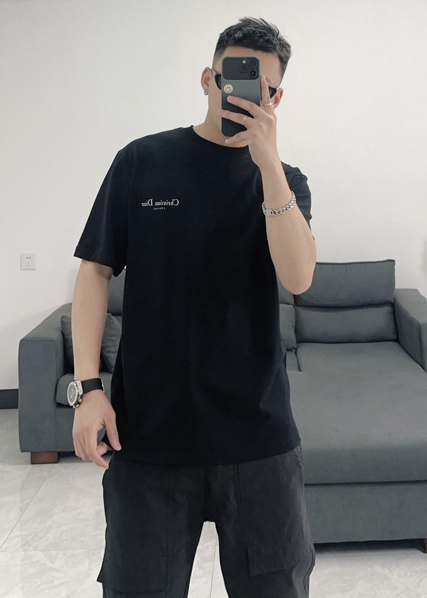  Dior迪奥2025新款经典字母做旧破洞印花LOGO短袖男女同款
这款 T 恤采用棉质竹节平纹针织面料