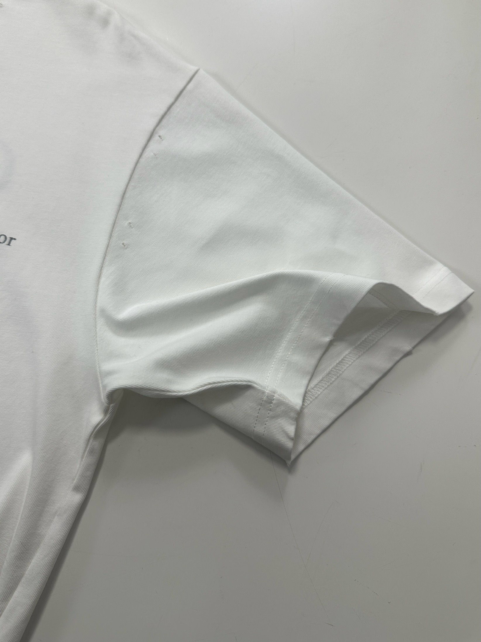  Dior迪奥2025新款经典字母做旧破洞印花LOGO短袖男女同款
这款 T 恤采用棉质竹节平纹针织面料