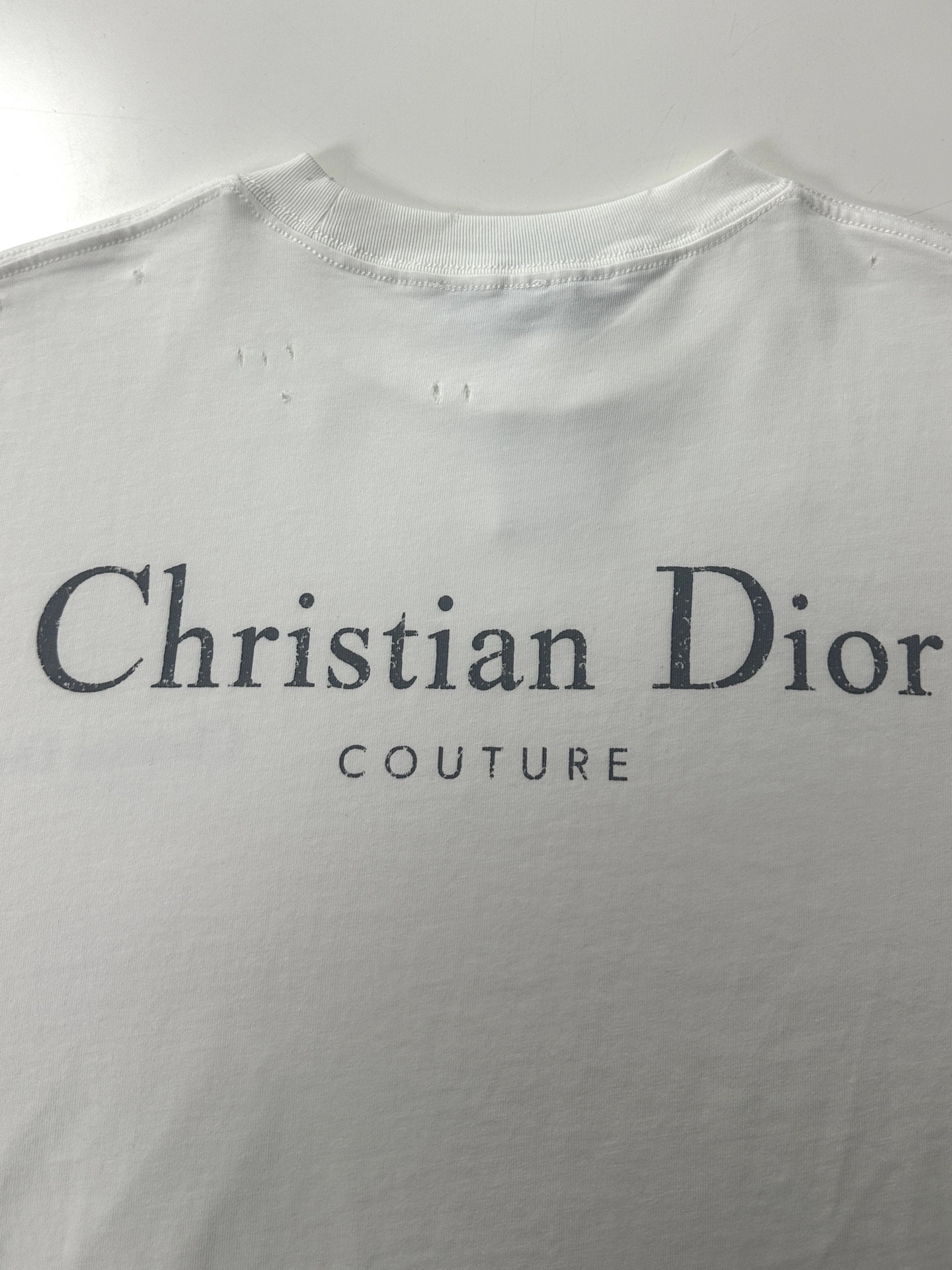  Dior迪奥2025新款经典字母做旧破洞印花LOGO短袖男女同款
这款 T 恤采用棉质竹节平纹针织面料