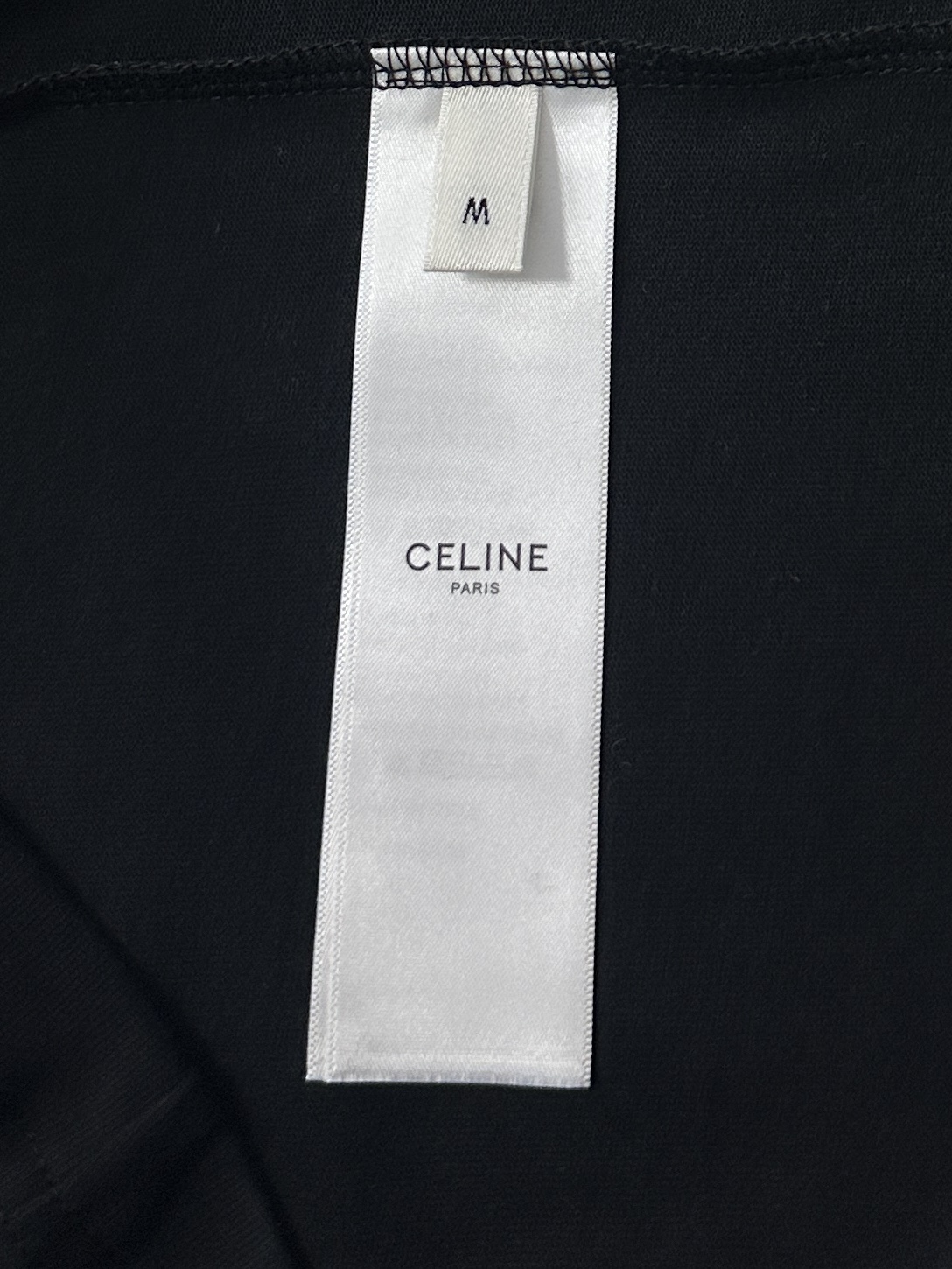  Celine/赛琳2025新款纯色凯旋门刺绣短袖T恤男女同款
本款短袖T恤TRIOMPHE刺绣，宽松版