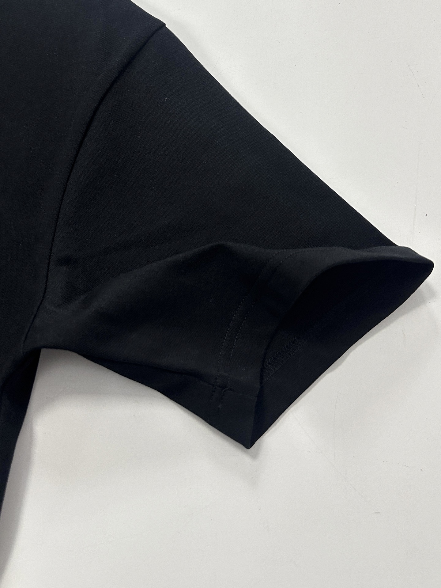  Celine/赛琳2025新款纯色凯旋门刺绣短袖T恤男女同款
本款短袖T恤TRIOMPHE刺绣，宽松版