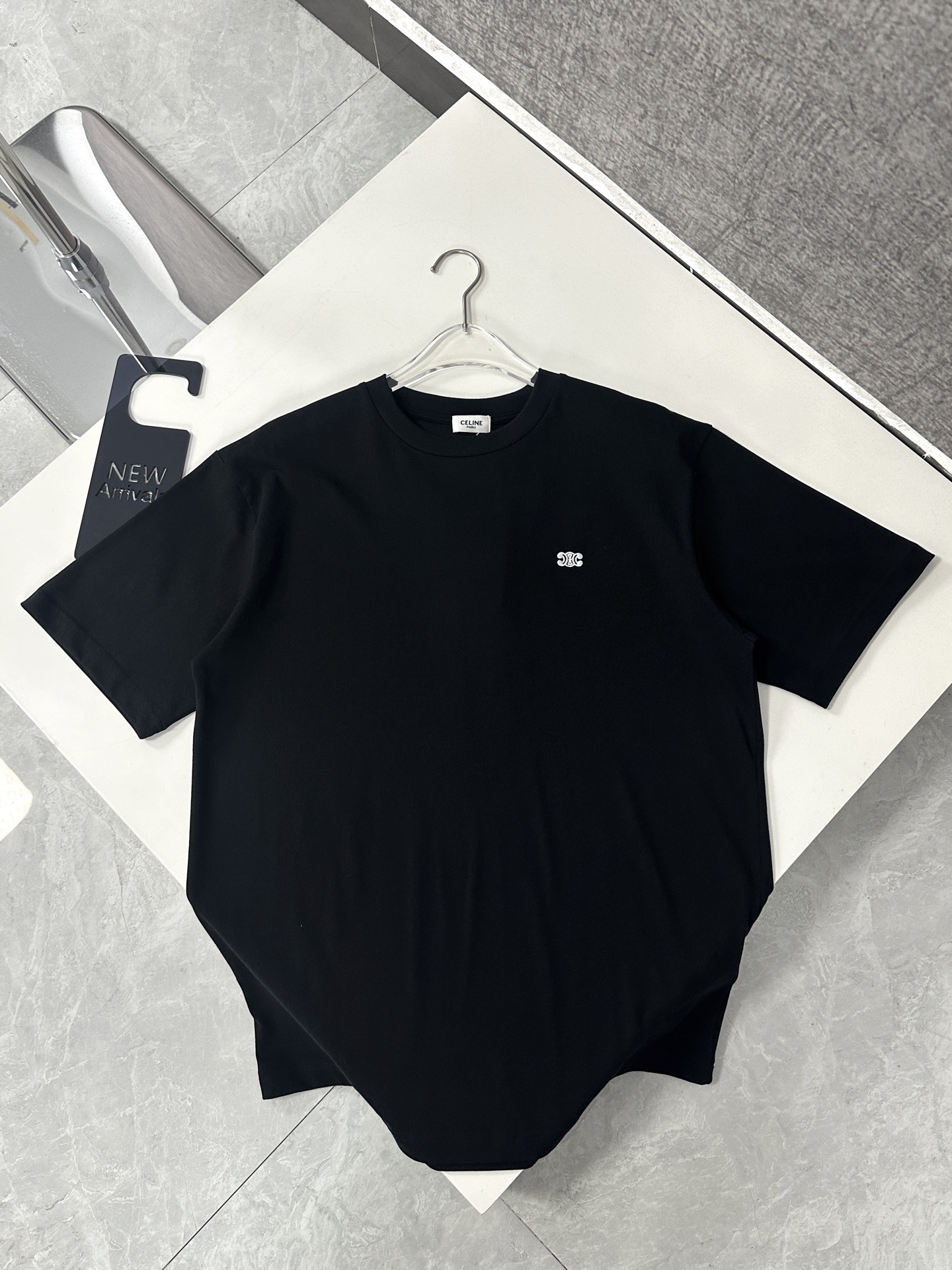  Celine/赛琳2025新款纯色凯旋门刺绣短袖T恤男女同款
本款短袖T恤TRIOMPHE刺绣，宽松版