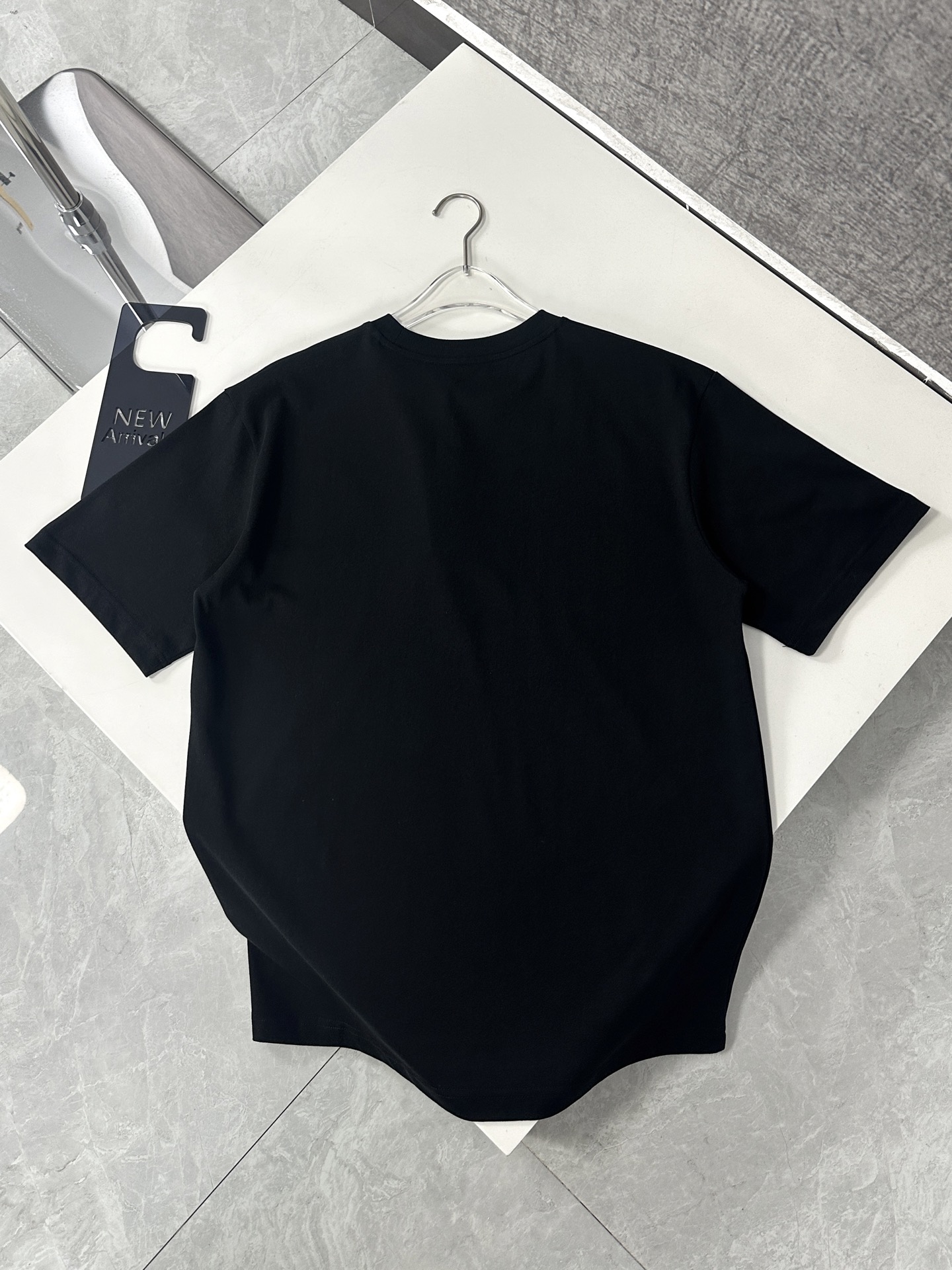  Celine/赛琳2025新款纯色凯旋门刺绣短袖T恤男女同款
本款短袖T恤TRIOMPHE刺绣，宽松版