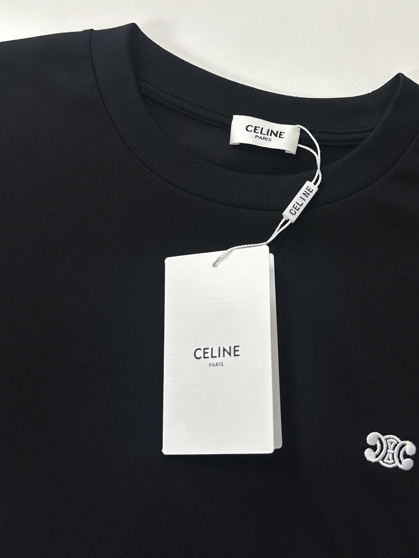  Celine/赛琳2025新款纯色凯旋门刺绣短袖T恤男女同款
本款短袖T恤TRIOMPHE刺绣，宽松版