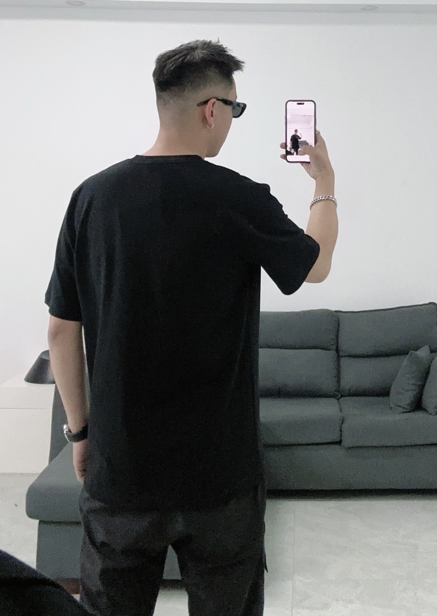  Celine/赛琳2025新款纯色凯旋门刺绣短袖T恤男女同款
本款短袖T恤TRIOMPHE刺绣，宽松版