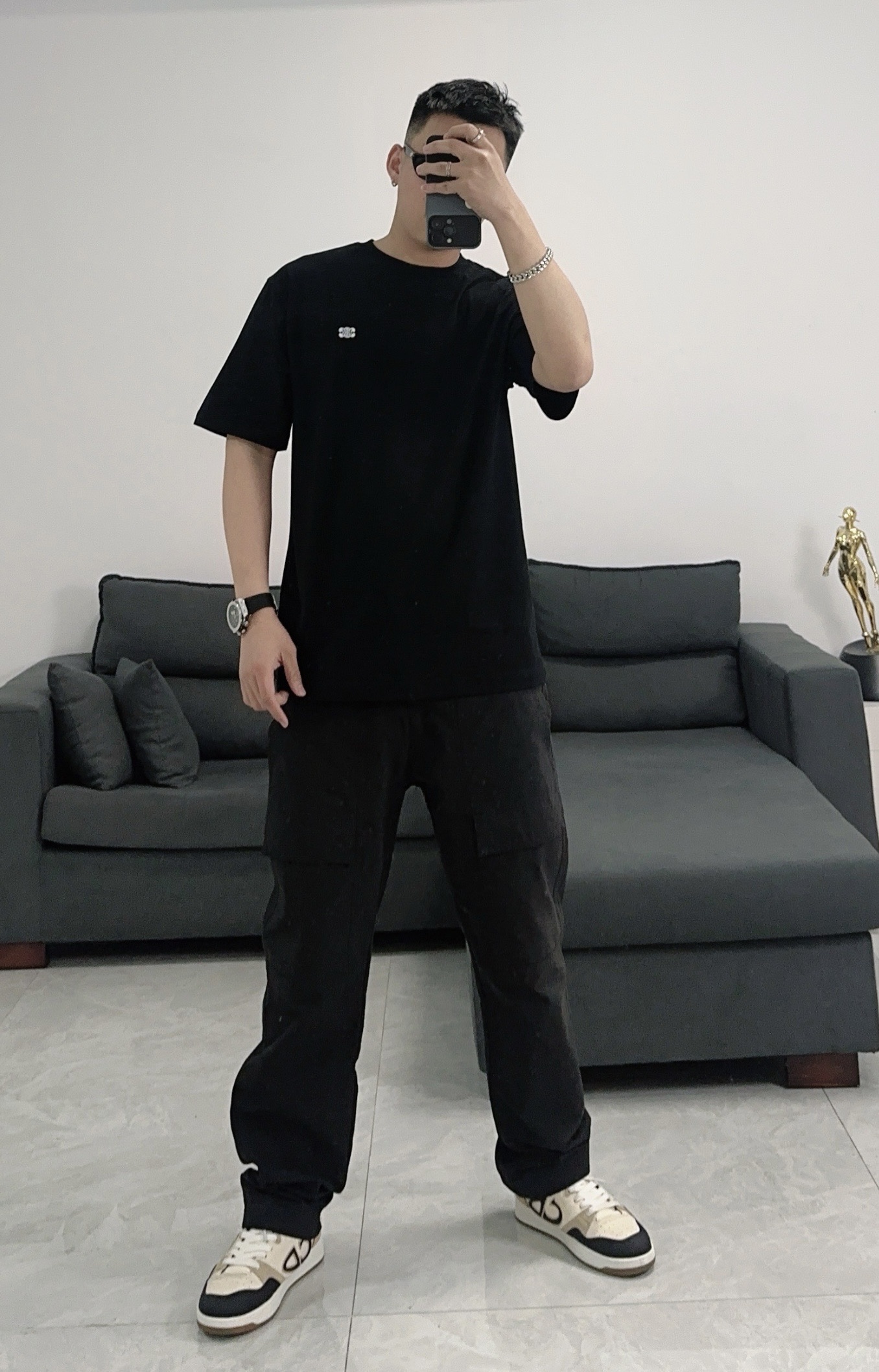  Celine/赛琳2025新款纯色凯旋门刺绣短袖T恤男女同款
本款短袖T恤TRIOMPHE刺绣，宽松版