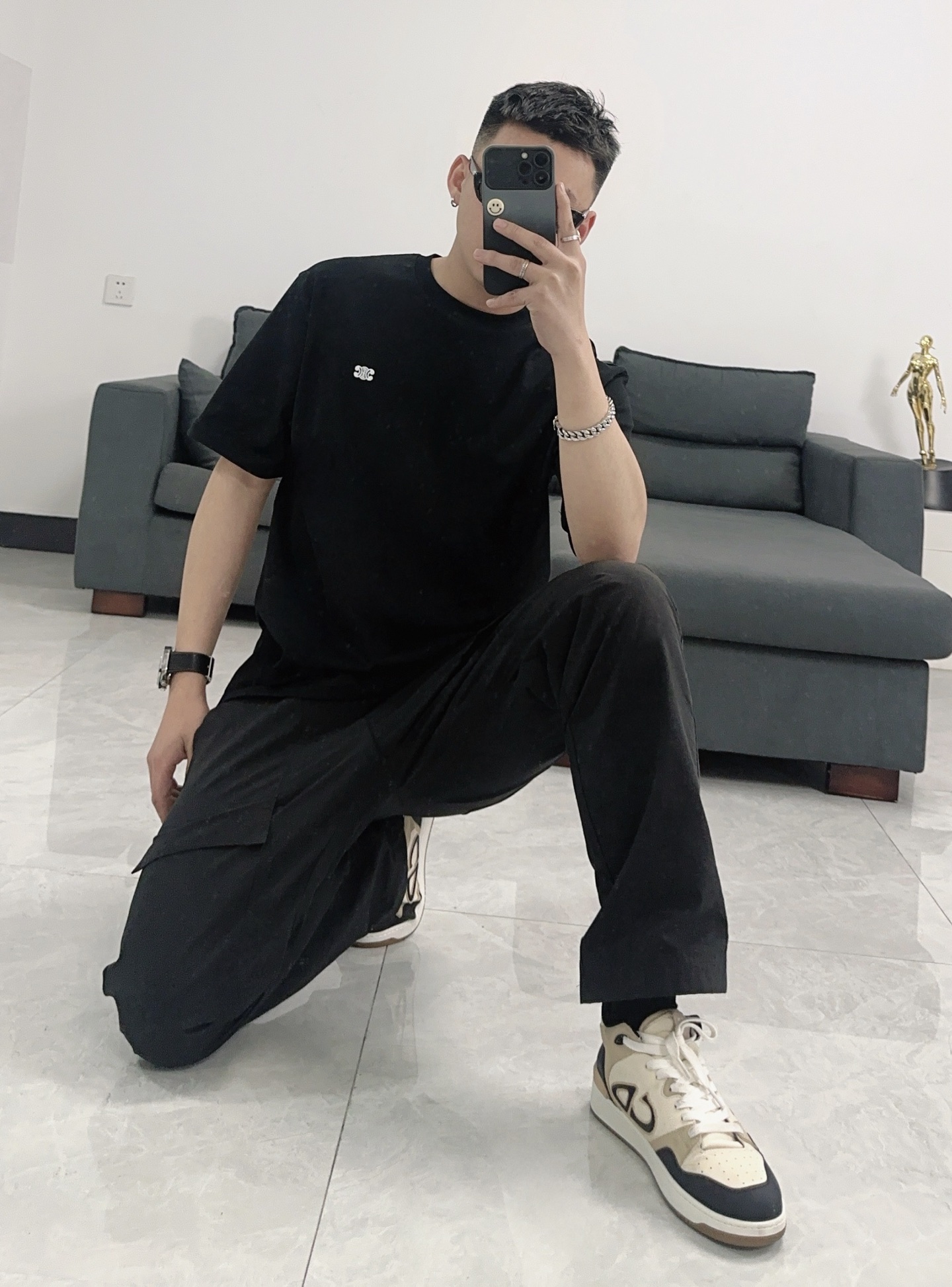  Celine/赛琳2025新款纯色凯旋门刺绣短袖T恤男女同款
本款短袖T恤TRIOMPHE刺绣，宽松版