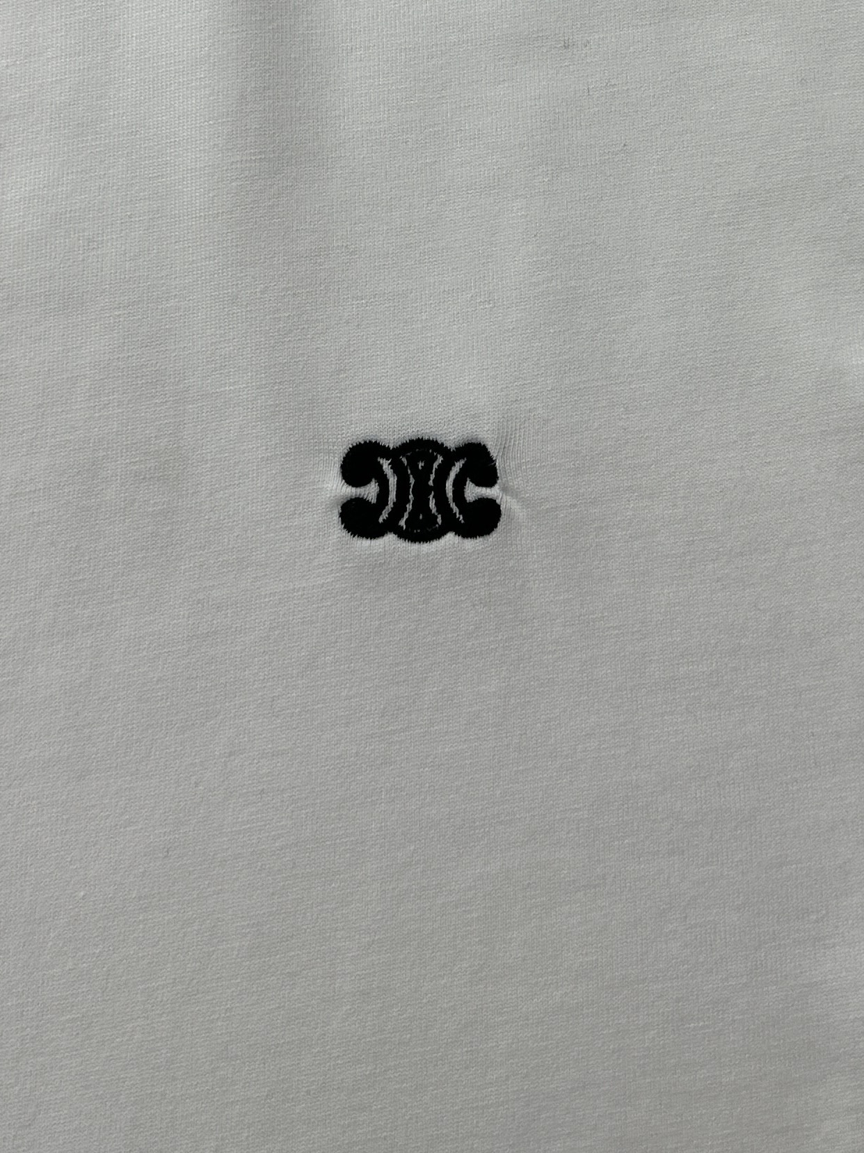  Celine/赛琳2025新款纯色凯旋门刺绣短袖T恤男女同款
本款短袖T恤TRIOMPHE刺绣，宽松版