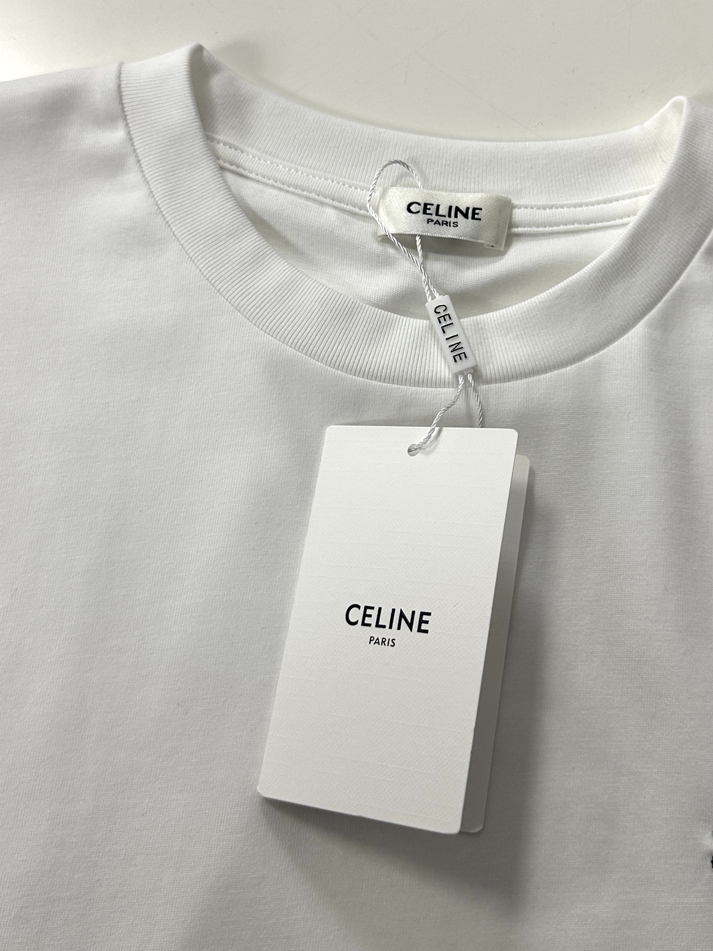  Celine/赛琳2025新款纯色凯旋门刺绣短袖T恤男女同款
本款短袖T恤TRIOMPHE刺绣，宽松版