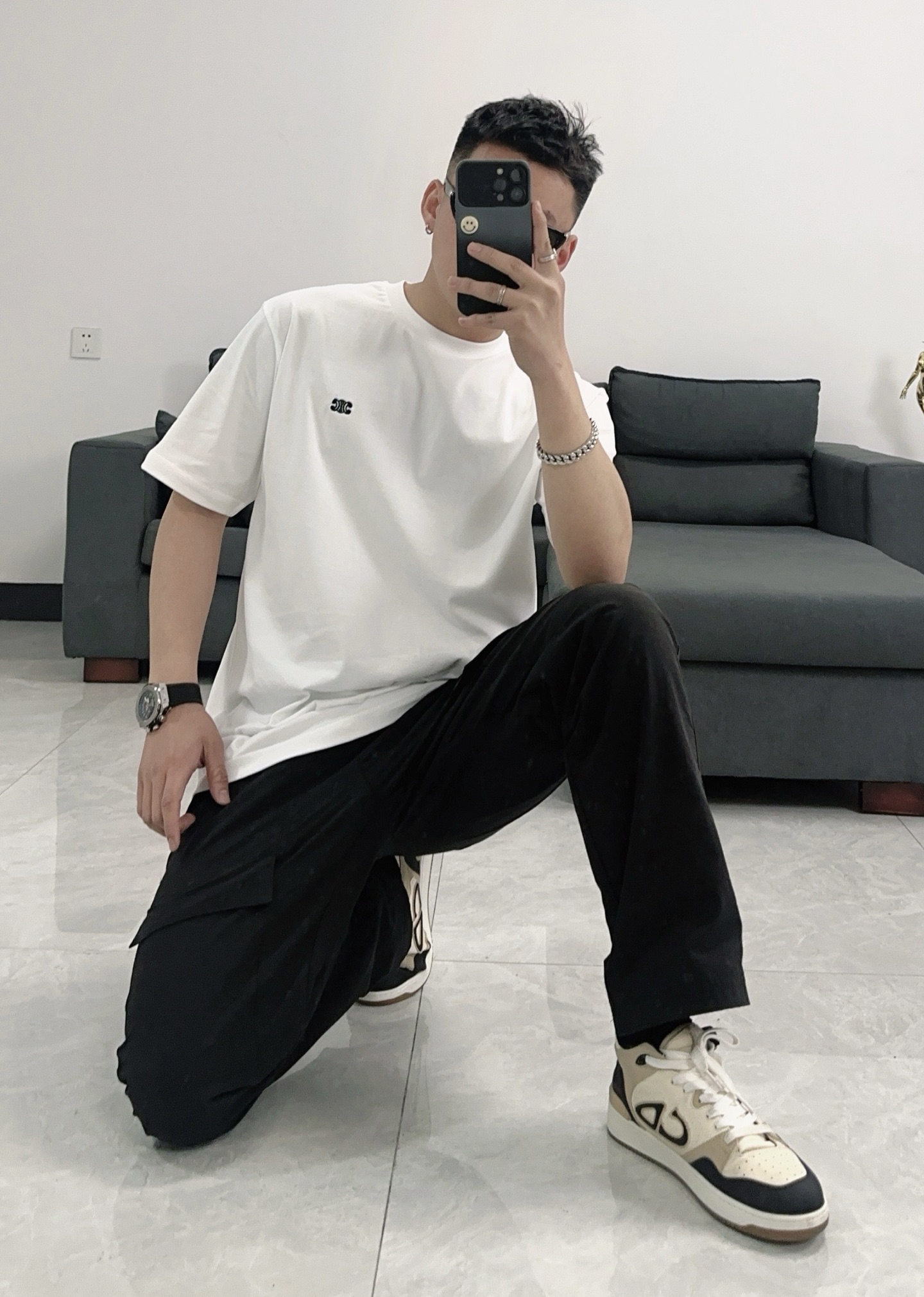  Celine/赛琳2025新款纯色凯旋门刺绣短袖T恤男女同款
本款短袖T恤TRIOMPHE刺绣，宽松版
