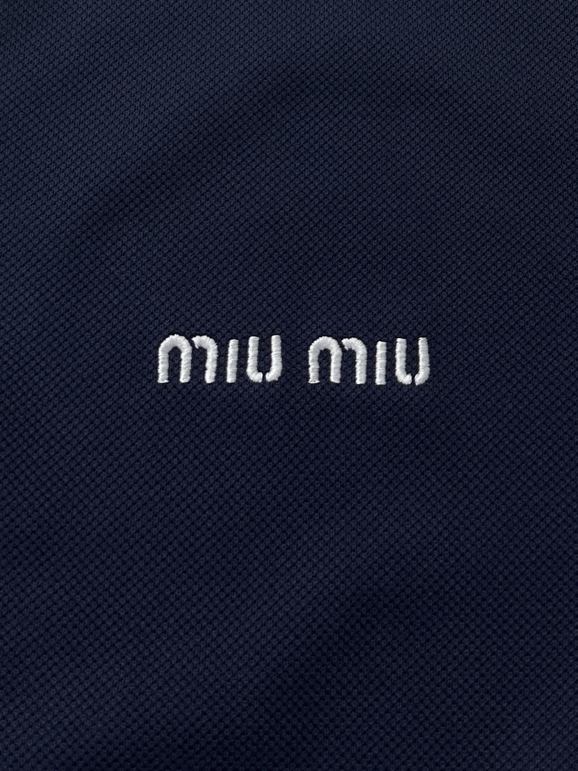   Miu Miu 缪缪2025新款撞色领条徽标刺绣短袖Polo衫

这款短袖Polo衫集网球风格与学院
