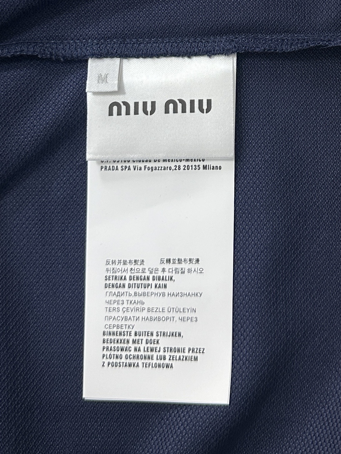   Miu Miu 缪缪2025新款撞色领条徽标刺绣短袖Polo衫

这款短袖Polo衫集网球风格与学院