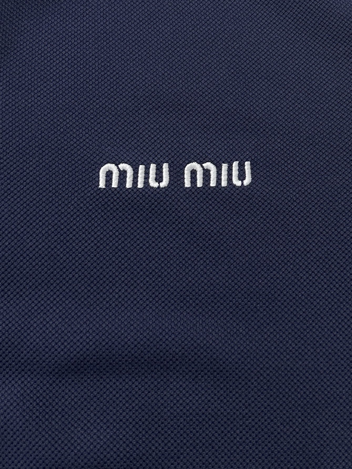  Miu Miu 缪缪2025新款假两件刺绣字母Polo衫男女同款

经典Polo领邂逅藏蓝主调，miu