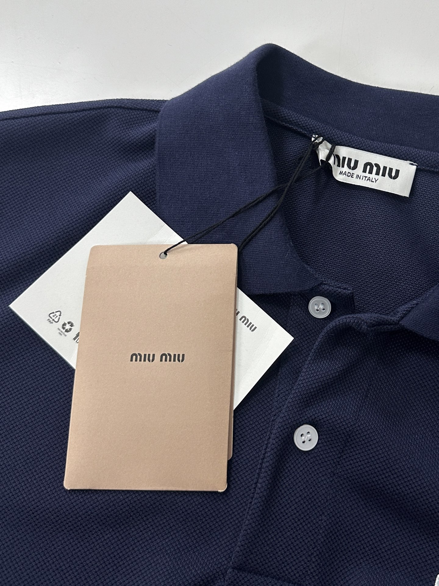  Miu Miu 缪缪2025新款假两件刺绣字母Polo衫男女同款

经典Polo领邂逅藏蓝主调，miu
