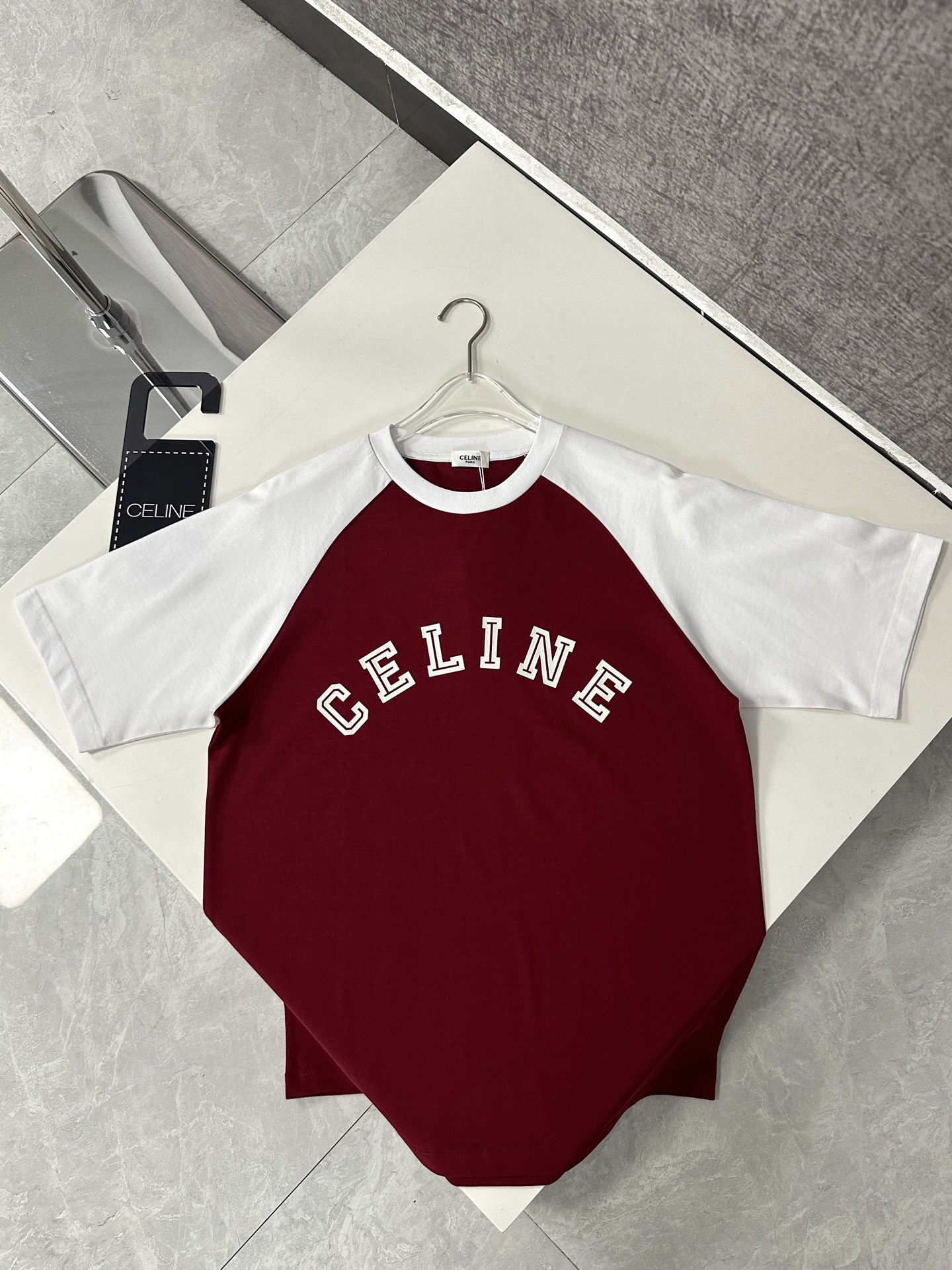   Celine/赛琳2025新款凯旋门拼色字母圆领短袖t恤男女同款

Celine这款撞色T恤，红与白