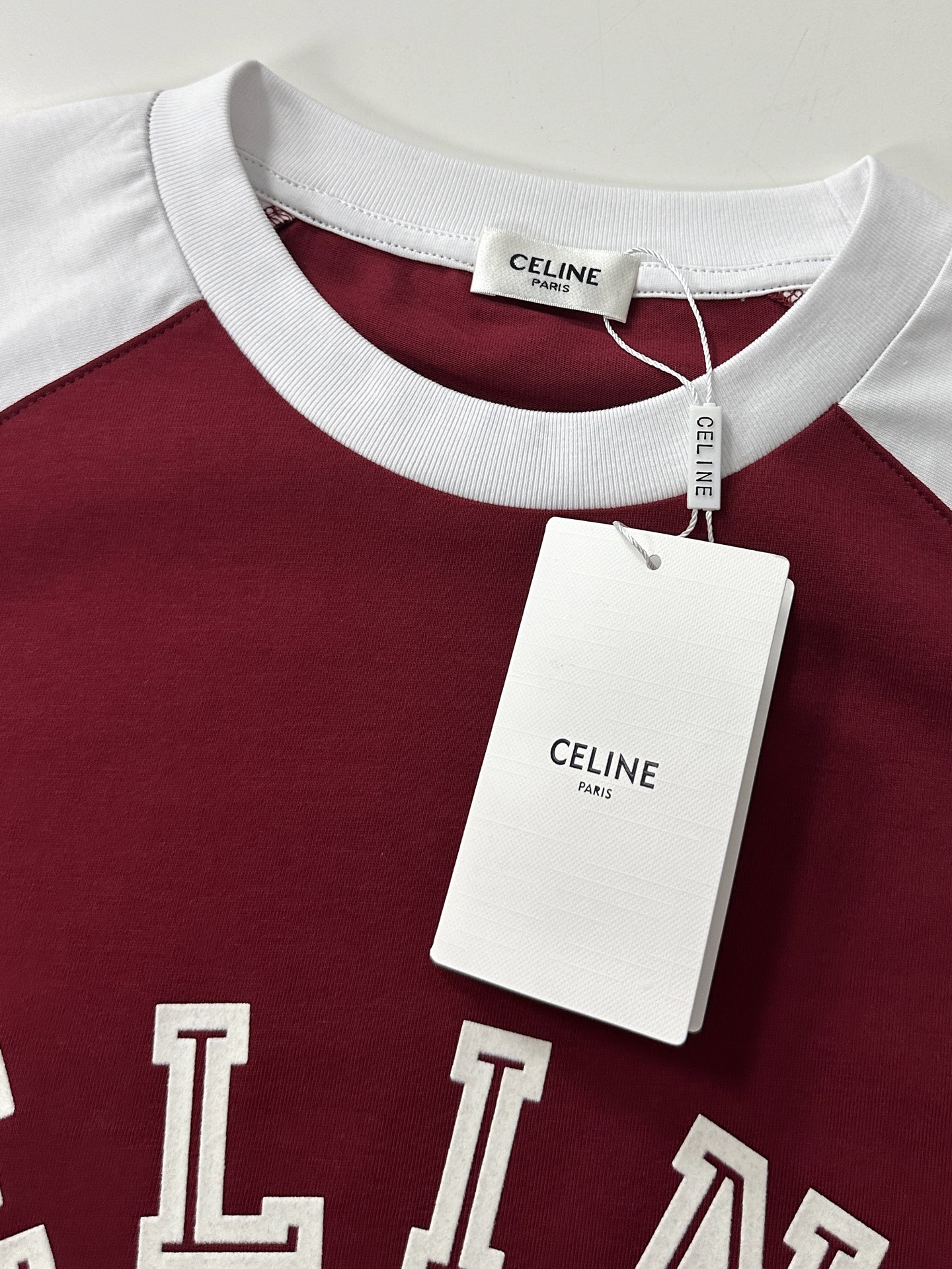   Celine/赛琳2025新款凯旋门拼色字母圆领短袖t恤男女同款

Celine这款撞色T恤，红与白