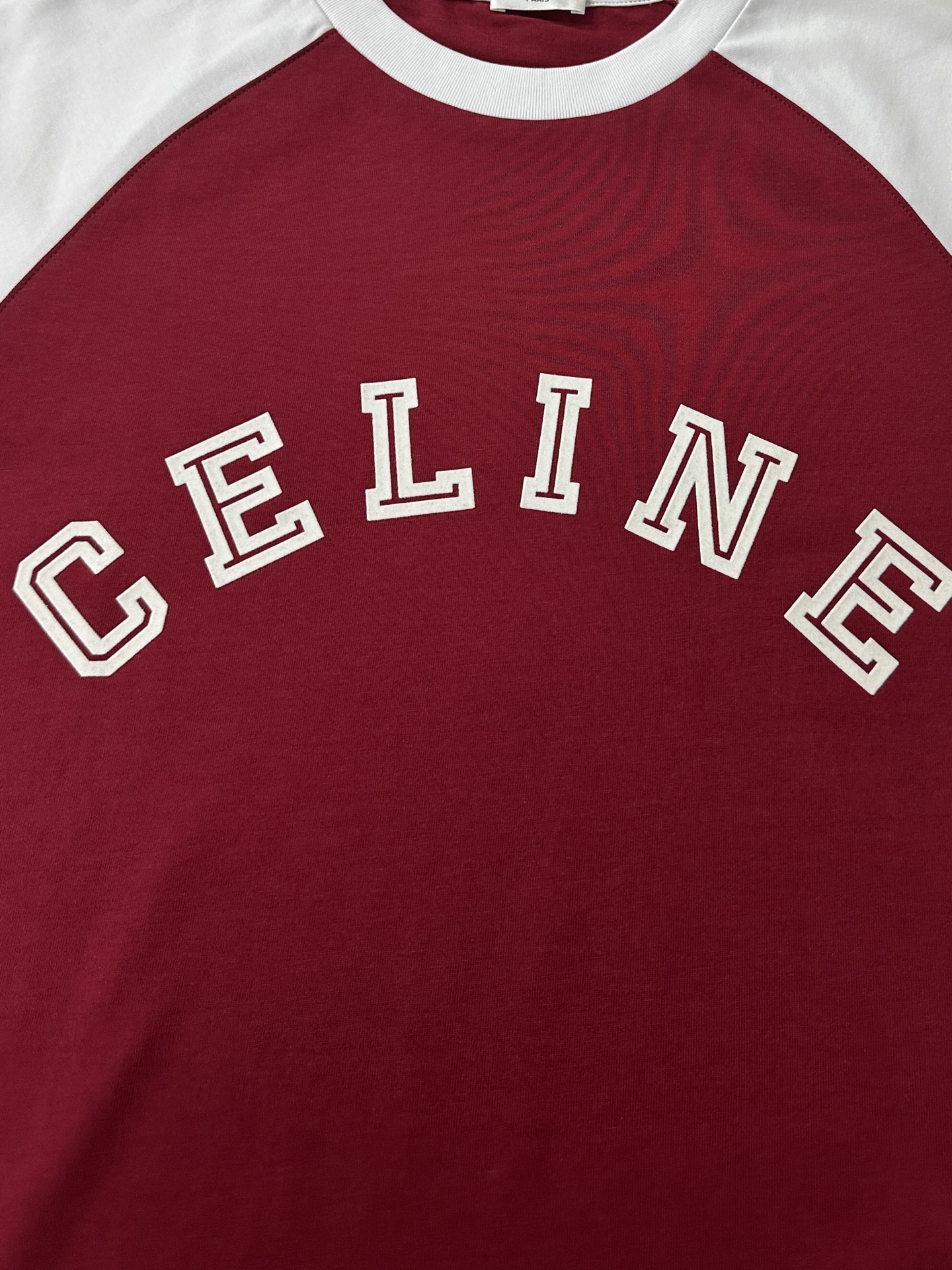   Celine/赛琳2025新款凯旋门拼色字母圆领短袖t恤男女同款

Celine这款撞色T恤，红与白