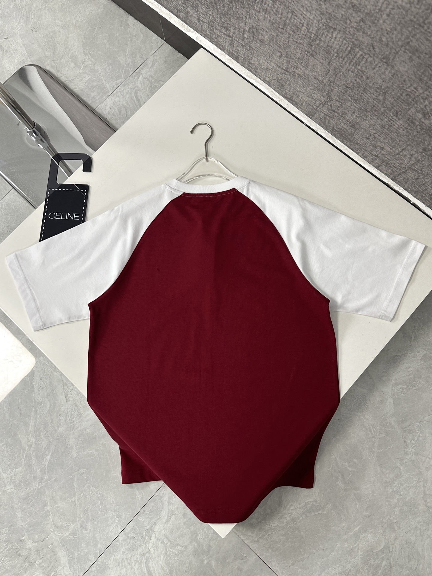   Celine/赛琳2025新款凯旋门拼色字母圆领短袖t恤男女同款

Celine这款撞色T恤，红与白