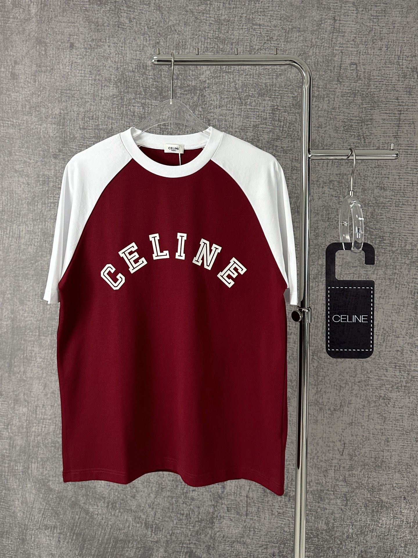   Celine/赛琳2025新款凯旋门拼色字母圆领短袖t恤男女同款

Celine这款撞色T恤，红与白
