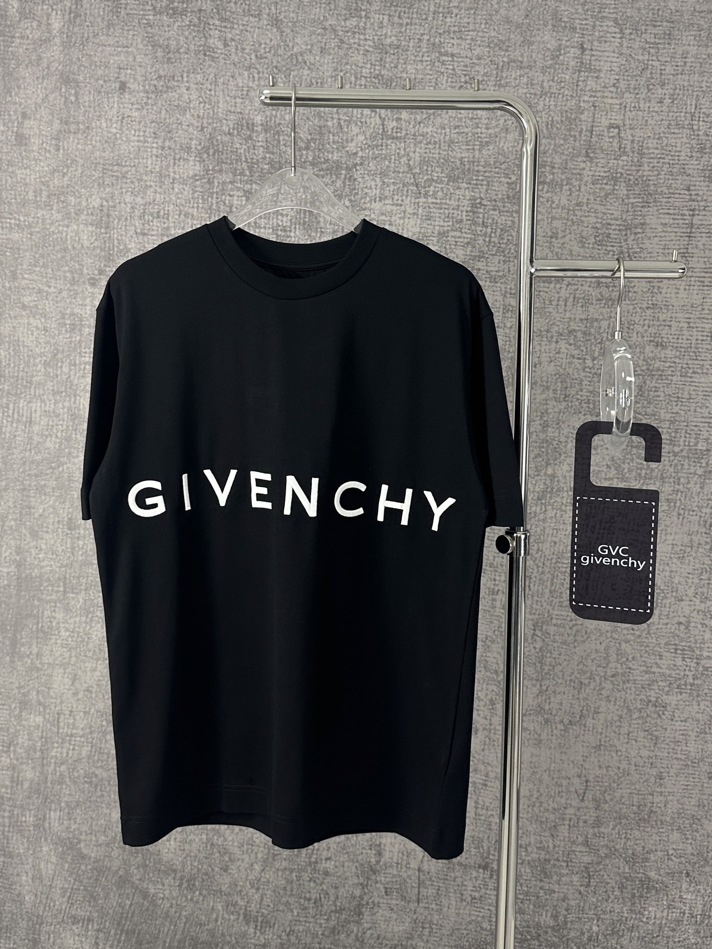 NO:139703,Givenchy Givenchy 2025 new summer T-shirt for men and women. This black T-shirt highlights Givenchy's consistent minimalist aesthetic, and is made of crisp and high-quality pure cotton fabric, which feels soft and skin-friendly, and has a combination of comfort and texture. The front is decorated with the 