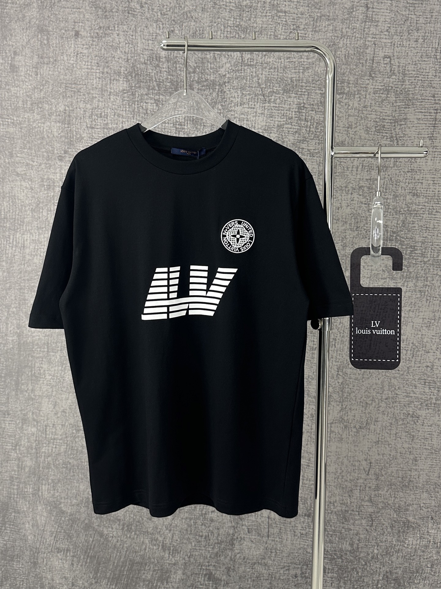 NO:139711,Louis Vuitton / Louis Vuitton 2025 summer new T-shirts are the same as men and women. Classic and new interpretation, and the shape is unrestrained. When Louis Vuitton's legendary heritage encounters modern trendy brushstrokes, this black T-shirt came into being. The simple and pure black base seems to hide endless fashion codes, showing a luxurious aura in a low-key manner. At the chest, the iconic LV elements are presented in innovative stripes, breaking the convention, and each line seems to tell the brand's pioneering attitude. The exquisite circular logo on the side combines classic elements and modern design, just like the mysterious totem of the fashion industry, inadvertently revealing the elegance and style accumulated by the brand for a century.  Wear it, every step is striking the trendy rhythm. Whether it is traveling through the bustling city streets or in the center of a fashion party, you can easily control the audience's eyes, interpret Louis Vuitton's unique charm and become the fashion focus of walking. Color black Size S-XXL,,louis vuitton,louis vuitton,louis vuitton,tees,t-shirt,alexander wang19860909Louis Vuitton /路易威登 2025夏季新款T恤男女同款 经典新绎,型格肆放 当路易威登的传奇底蕴,邂逅现代潮流笔触,这件黑色T恤应运而生.简洁纯粹的黑色基底,仿若隐匿着无尽的时尚暗语,低调间彰显奢华气场. 胸口处,标志性的LV元素以创新条纹形态呈现,打破常规,每一道线条都似在诉说品牌的先锋态度.一旁精致的圆形标识,融合经典元素与摩登设计,如同时尚界的神秘图腾,不经意间流露品牌百年积淀的优雅与格调. 穿上它,每一步都踏响潮流节奏,无论是穿梭于繁华都市街头,还是置身于时尚派对中心,皆能轻松驾驭全场目光,将路易威登的独特魅力淋漓诠释,成为行走的时尚焦点. 颜色黑色 尺码S-XXL,,louis vuitton,louis vuitton,louis vuitton,tees，t-shirt,alexander wang,Men's clothing