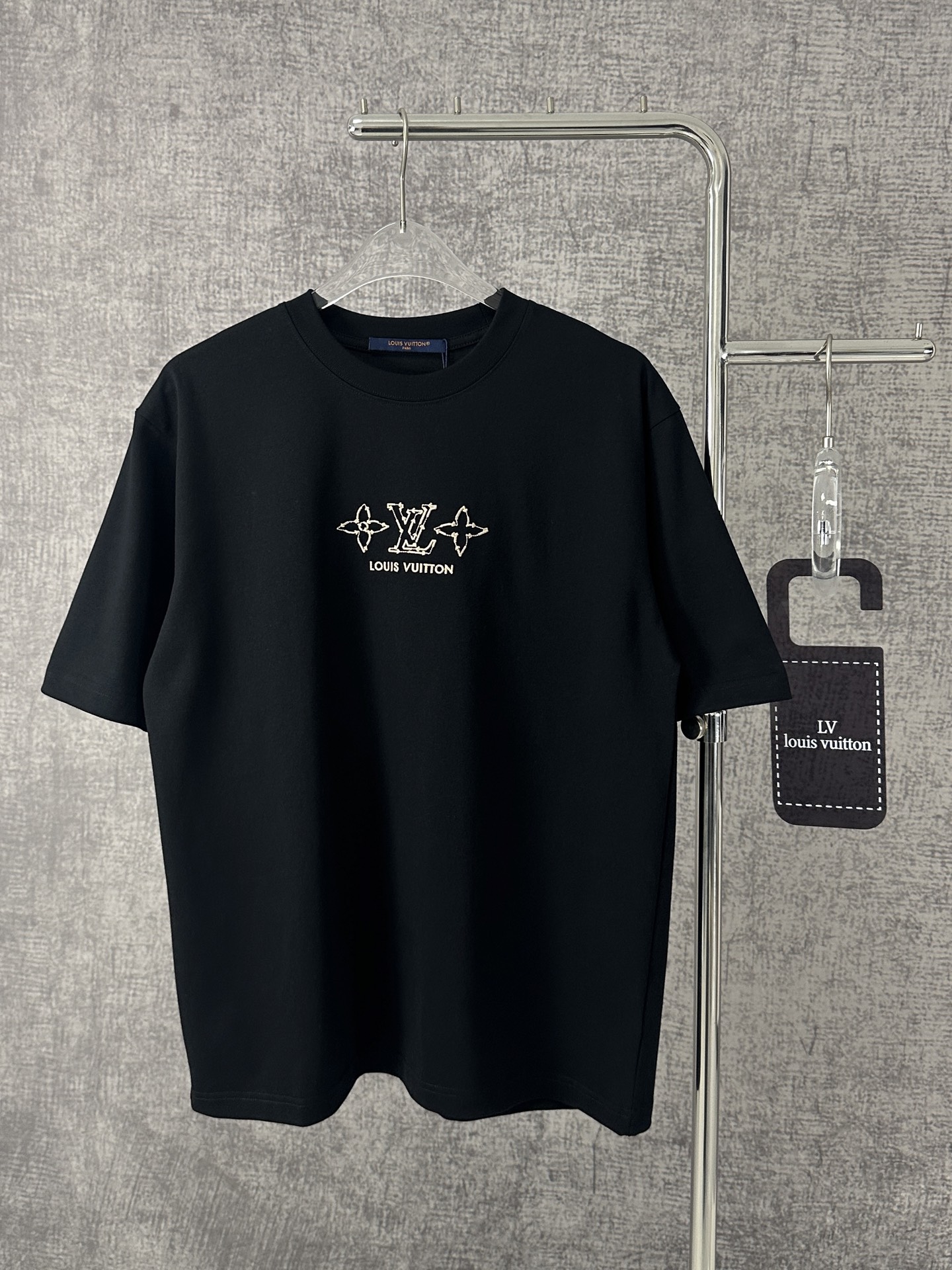 NO:139657,Louis Vuitton / Louis Vuitton 2025 Spring and Summer New Heavy Industry Embroidery Craft Short-sleeved T-shirts for men and women This short-sleeved T-shirt is made of soft cotton fabric, presenting a coexistence of comfort and crispness. The front is exquisitely embroidered with classic LV logo and Monogram pattern, and the details are ingenious, showing the essence of the brand. The back is embroidered with multiple sets of Louis Vuitton's iconic element patterns and brand name embroidery, with clear layers and full visual tension, further strengthening brand recognition. Color black and white Size S-XXL,,louis vuitton,louis vuitton,louis vuitton,t-shirt,tees,t-shirt,alexander wang19860909Louis Vuitton /路易威登 2025春夏新款重工刺绣工艺短袖t恤男女同款 这款短袖T恤采用柔软纯棉面料打造,呈现舒适与挺括并存的穿着体验.正面精致绣有经典LV标识与Monogram图案,细节匠心独运,尽显品牌精髓.背部点缀多组路易威登标志性元素图案及品牌名称刺绣,层次分明,视觉张力十足,进一步强化品牌识别度. 颜色黑色 白色 尺码S-XXL,,louis vuitton,louis vuitton,louis vuitton,T-shirt,tees，t-shirt,alexander wang,Men's clothing