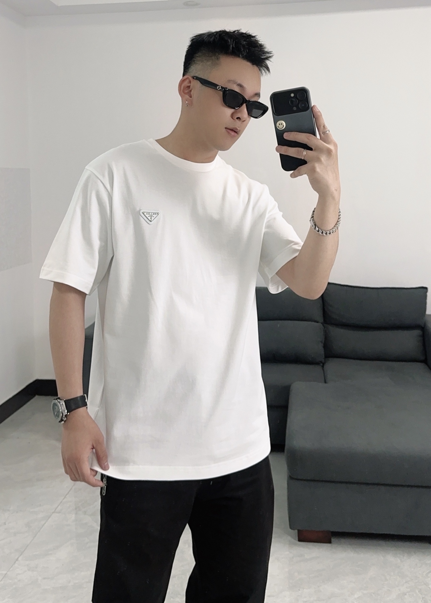 NO:152104,PRADA/Prada 2025 new classic chest triangle logo short-sleeved T-shirt. A simple and luxurious encounter - Prada classic T-shirt. A classic Prada T-shirt is a classic in the closet that never goes out of date. Pure black fabric, low-key and calm, with high texture, and every inch tells the Italian craftsmanship. The iconic triangle logo on the chest is like a silent fashion statement, which low-key highlights the brand's heritage and style. When wearing it, whether it is walking on the street with jeans or wearing a suit for semi-formal occasions, you can easily control it, revealing luxurious taste in simplicity, making daily outfits also have extraordinary style. Color black and white Size S-XXL,,prada,prada,jeans,T-shirt,tees,t-shirt,business suit,alexander wang19860909PRADA/普拉达2025新款经典胸前三角标logo短袖T恤衫 简约与奢华的邂逅——Prada经典T恤 一件Prada经典T恤,是衣橱里永不过时的经典.纯黑面料,低调沉稳,质感上乘,每一寸都诉说着意式匠心.胸口标志性三角徽标,似无声的时尚宣言,低调彰显品牌底蕴与格调. 穿上它,无论是搭配牛仔裤漫步街头,还是外搭西装出席半正式场合,都能轻松驾驭,于简约中流露奢华品味,让日常着装也拥有非凡格调. 颜色黑色 白色 尺码S-XXL,,prada,prada,jeans,T-shirt,tees，t-shirt,business suit,alexander wang,Men's clothing