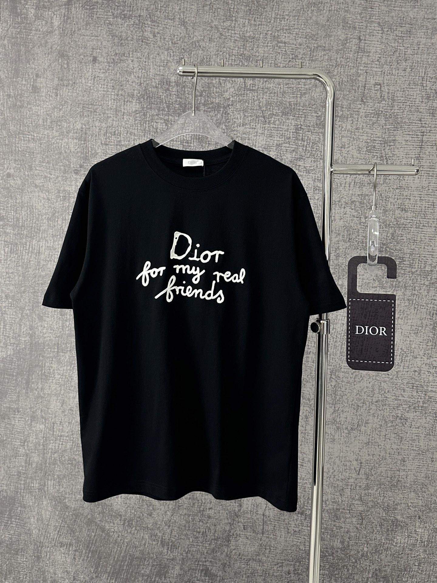 Dior迪奥2025新款字母刺绣棉质平纹针织短袖T恤男女同款

这...