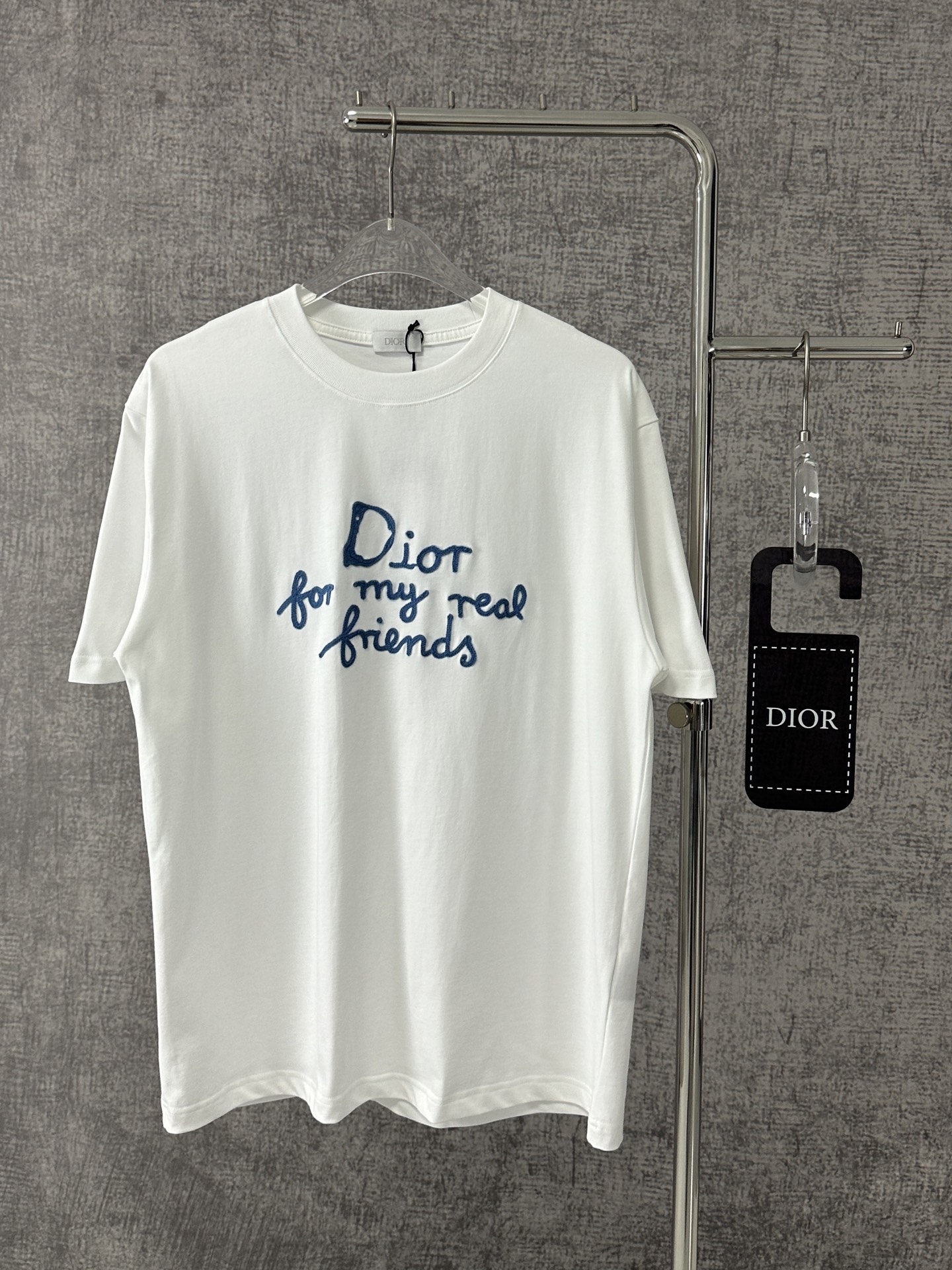 Dior迪奥2025新款字母刺绣棉质平纹针织短袖T恤男女同款

这...