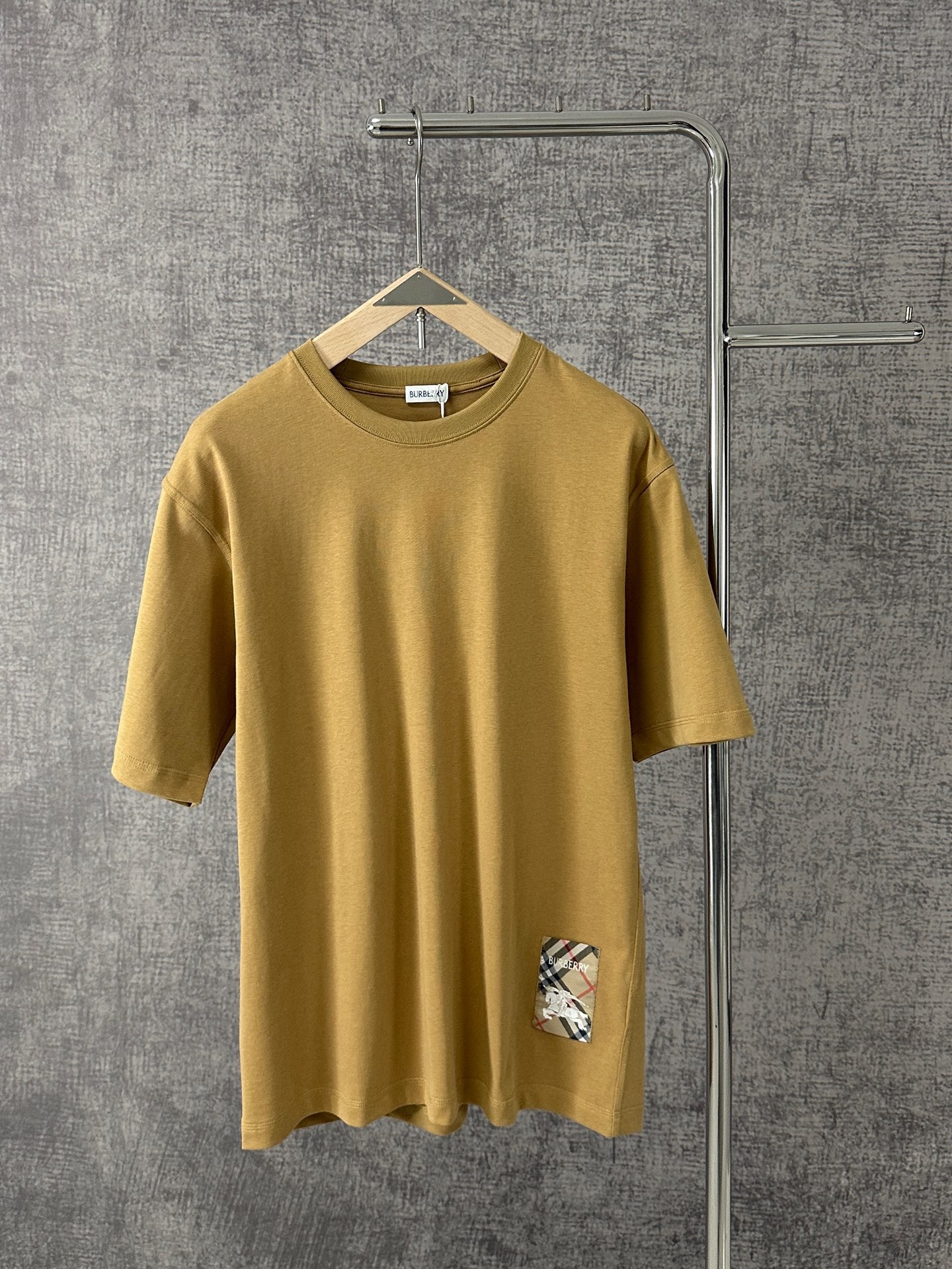 NO:414900,Burberry/Burberry 2025 new Hem Knight Logo Round Neck Short Sleeve T-shirt This T-shirt is made of plain cotton fabric to present a slim fit. Round neck style, decorative applique cleverly blends worsted Burberry check, brand logo and equestrian knight logo (EKD), creatively reinterpret the label design of the brand's iconic Trench coat. Color black white Khaki Size S-XXL,,burberry,burberry,T-shirt,tees,t-shirt,alexander wang19860909Burberry/巴宝莉2025新款下摆骑士徽标圆领短袖T恤 本款T 恤衫,选用平织棉面料打造,呈现修身版型.圆领款式,饰牌贴花巧妙融合精纺 Burberry 格纹、品牌徽标和马术骑士徽标（EKD）,创意重释品牌标志性 Trench 风衣的标签设计. 颜色黑色 白色 卡其 尺码S-XXL,,burberry,burberry,T-shirt,tees，t-shirt,alexander wang,Men's clothing