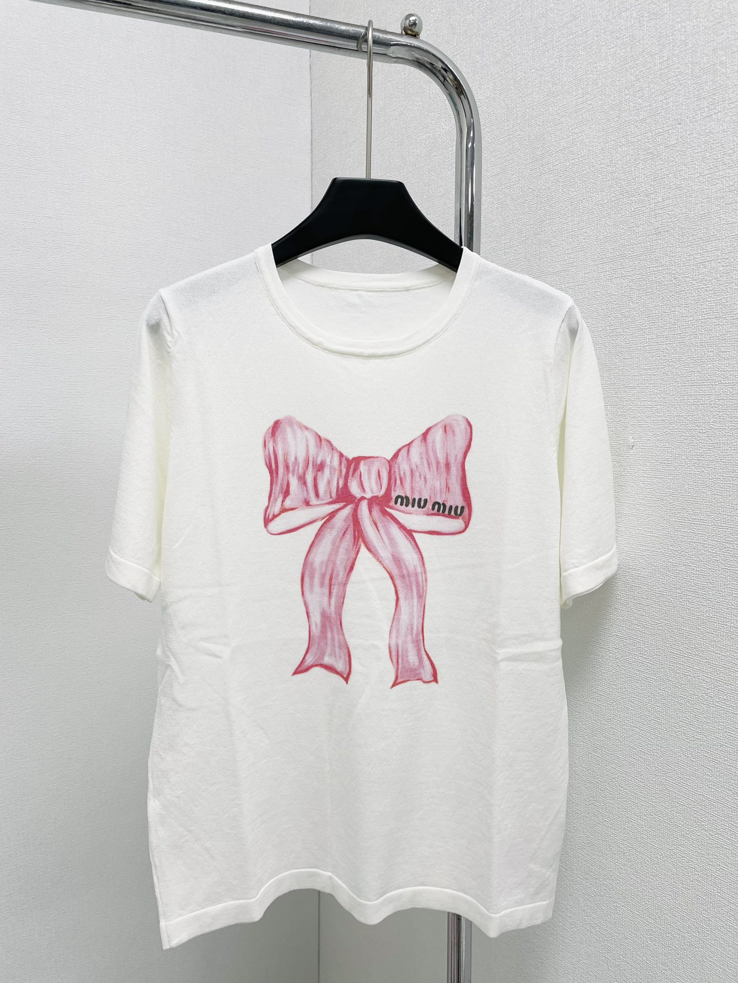 Miu Miu新款粉色蝴蝶结字母印花圆领针织短袖 实属穿搭界的C位 给人的感觉都分外清新脱俗 富有朝气 材料采用专柜特制纱线 尺码：